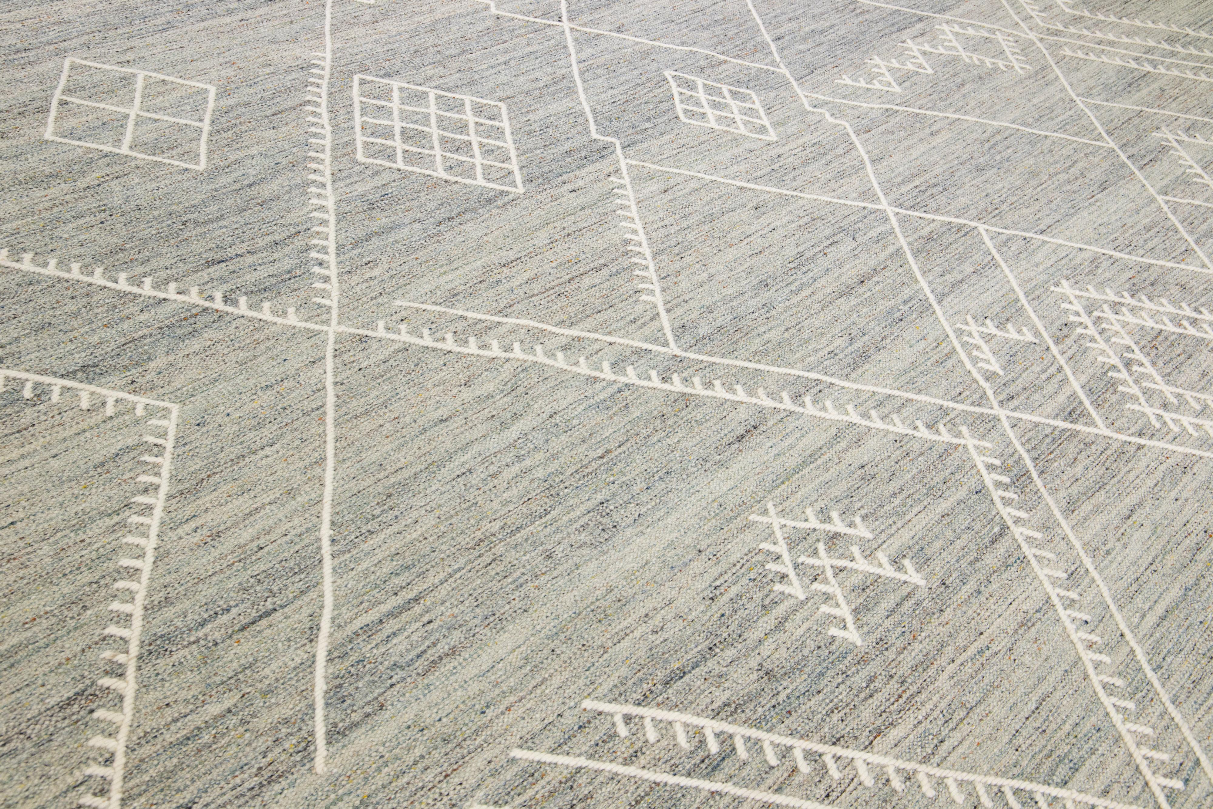 Tapis Kilim en laine gris à tissage plat à motif côtier de la collection Nantucket d' Apadana en vente 3
