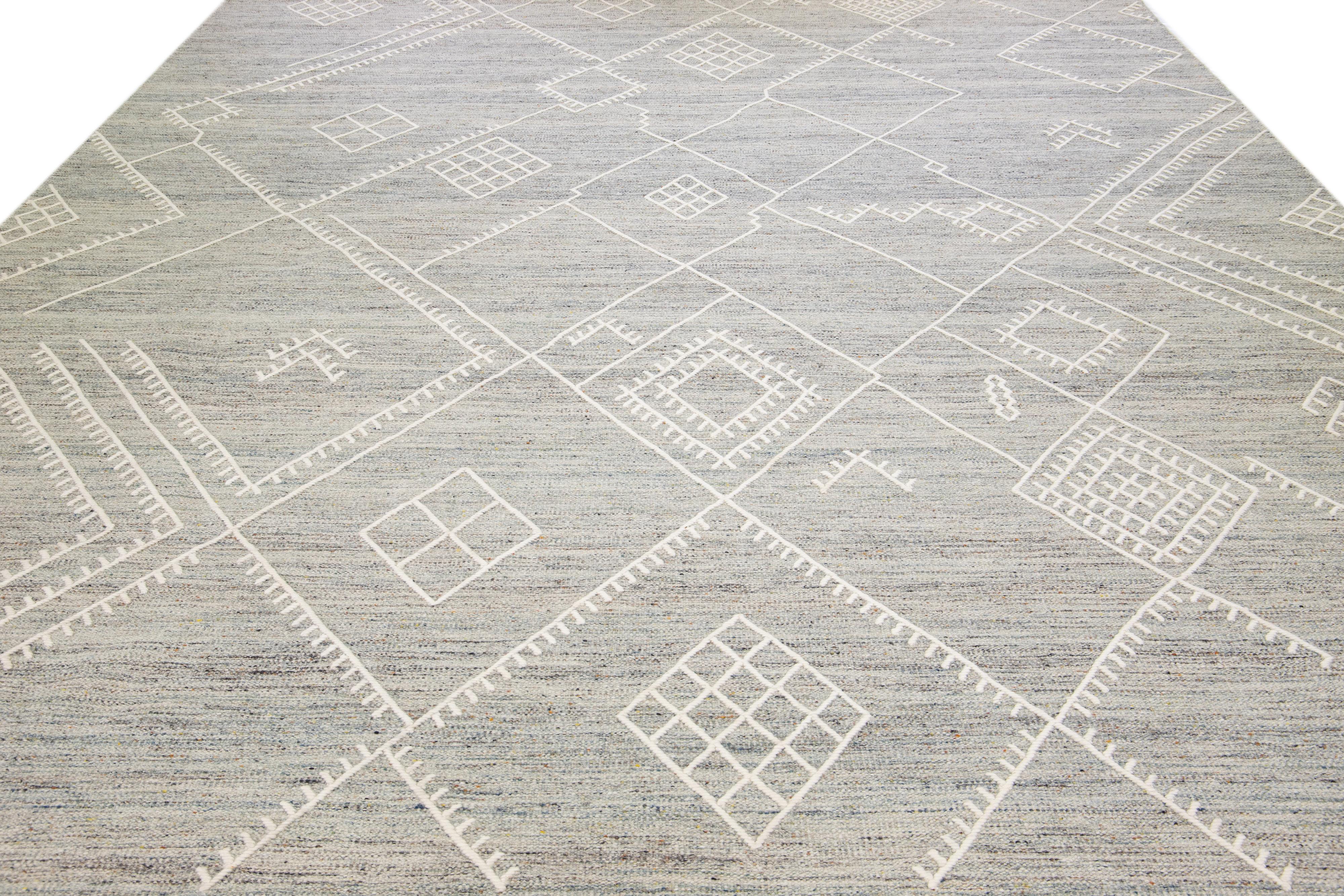 Indien Tapis Kilim en laine gris à tissage plat à motif côtier de la collection Nantucket d' Apadana en vente