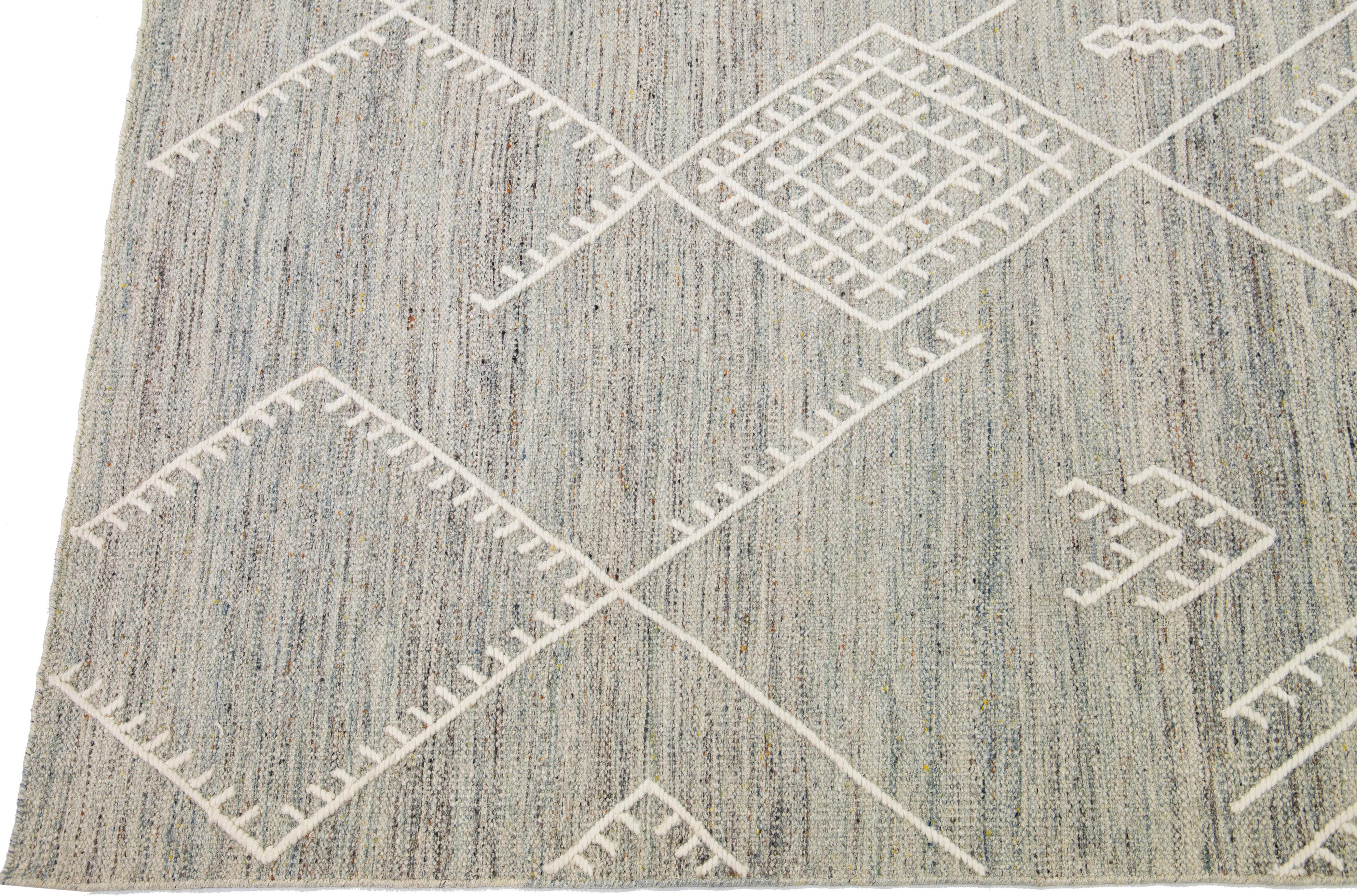Noué à la main Tapis Kilim en laine gris à tissage plat à motif côtier de la collection Nantucket d' Apadana en vente