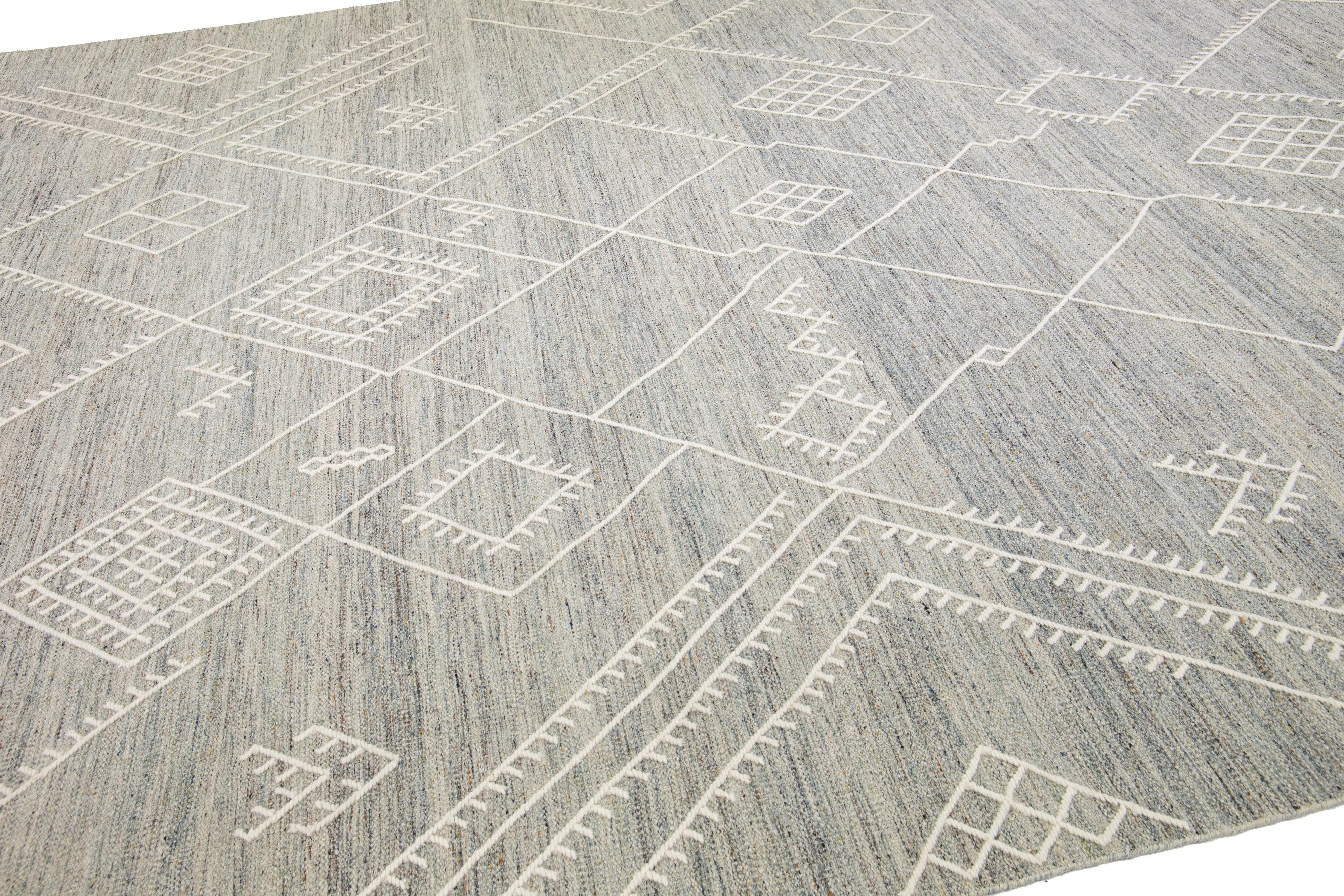 Tapis Kilim en laine gris à tissage plat à motif côtier de la collection Nantucket d' Apadana en vente 1
