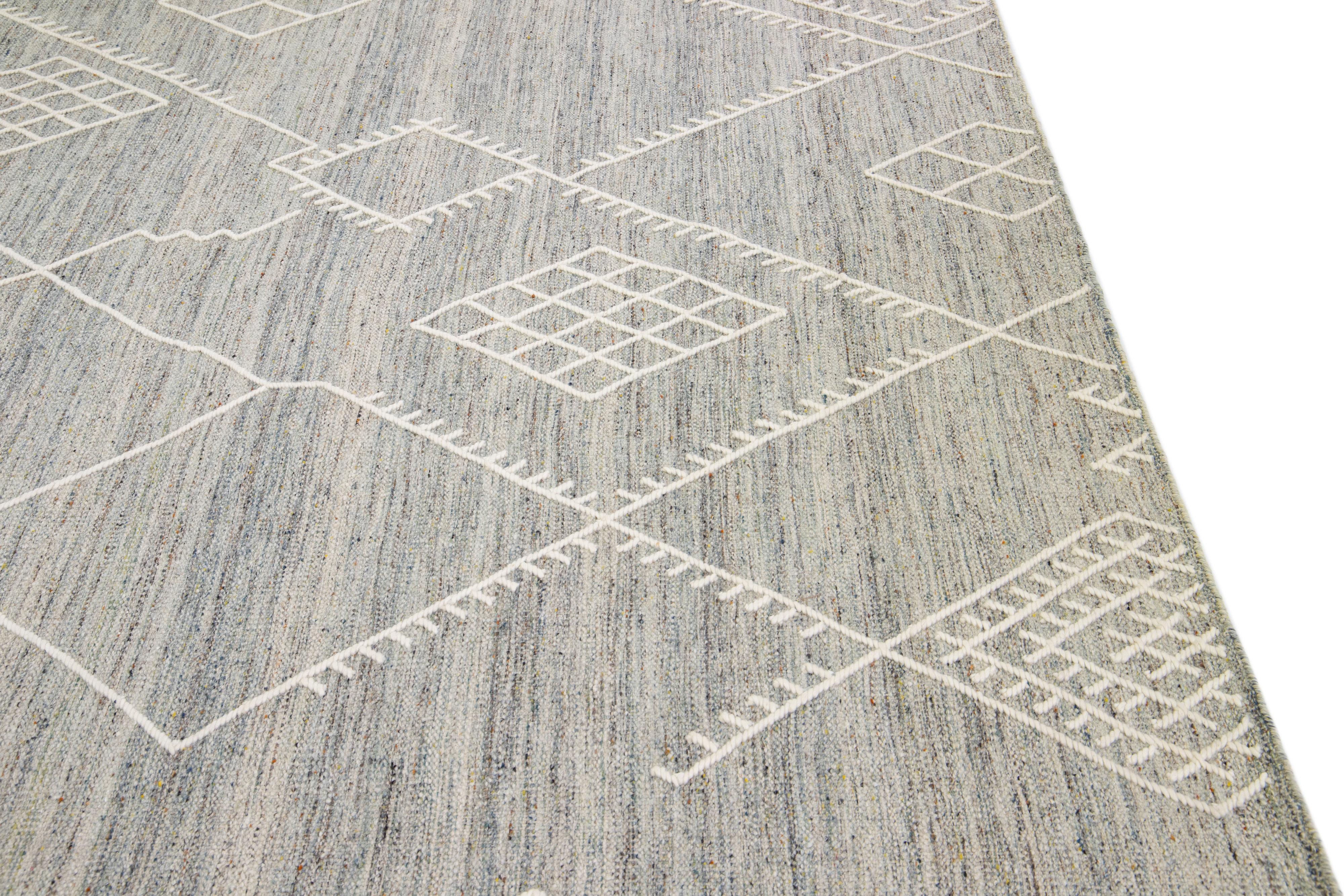 Tapis Kilim en laine gris à tissage plat à motif côtier de la collection Nantucket d' Apadana en vente 2