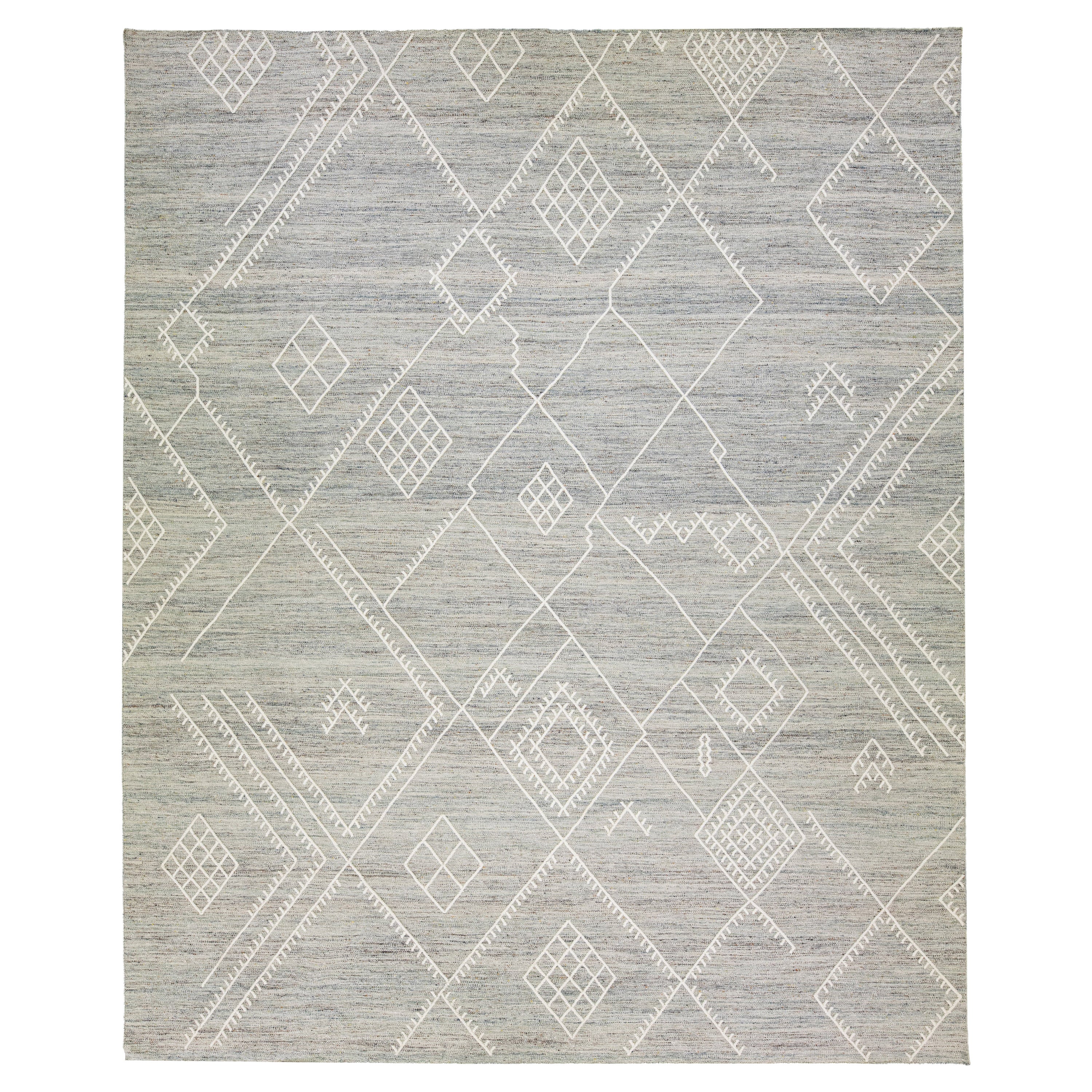 Tapis Kilim en laine gris à tissage plat à motif côtier de la collection Nantucket d' Apadana en vente