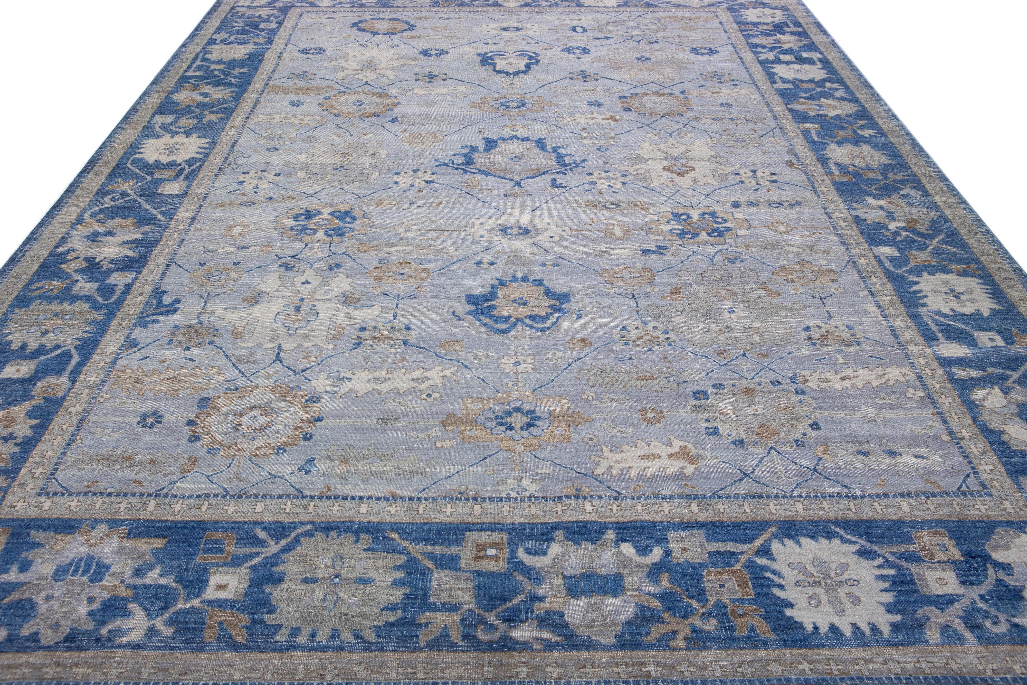 Apadana Mahal handgefertigter grauer und blauer Wollteppich im persischen Stil (Moderne) im Angebot