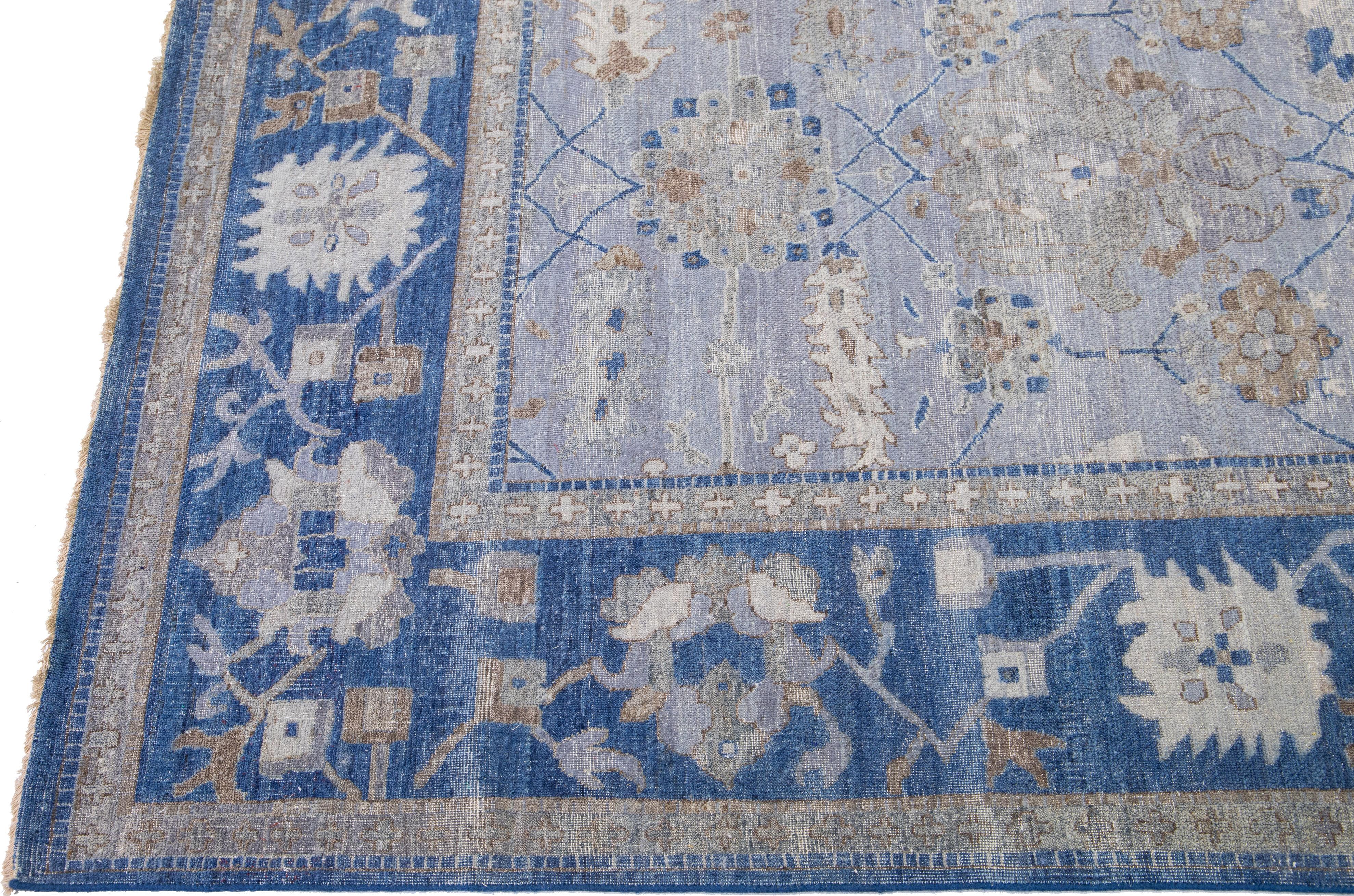 Apadana Mahal handgefertigter grauer und blauer Wollteppich im persischen Stil (Indisch) im Angebot