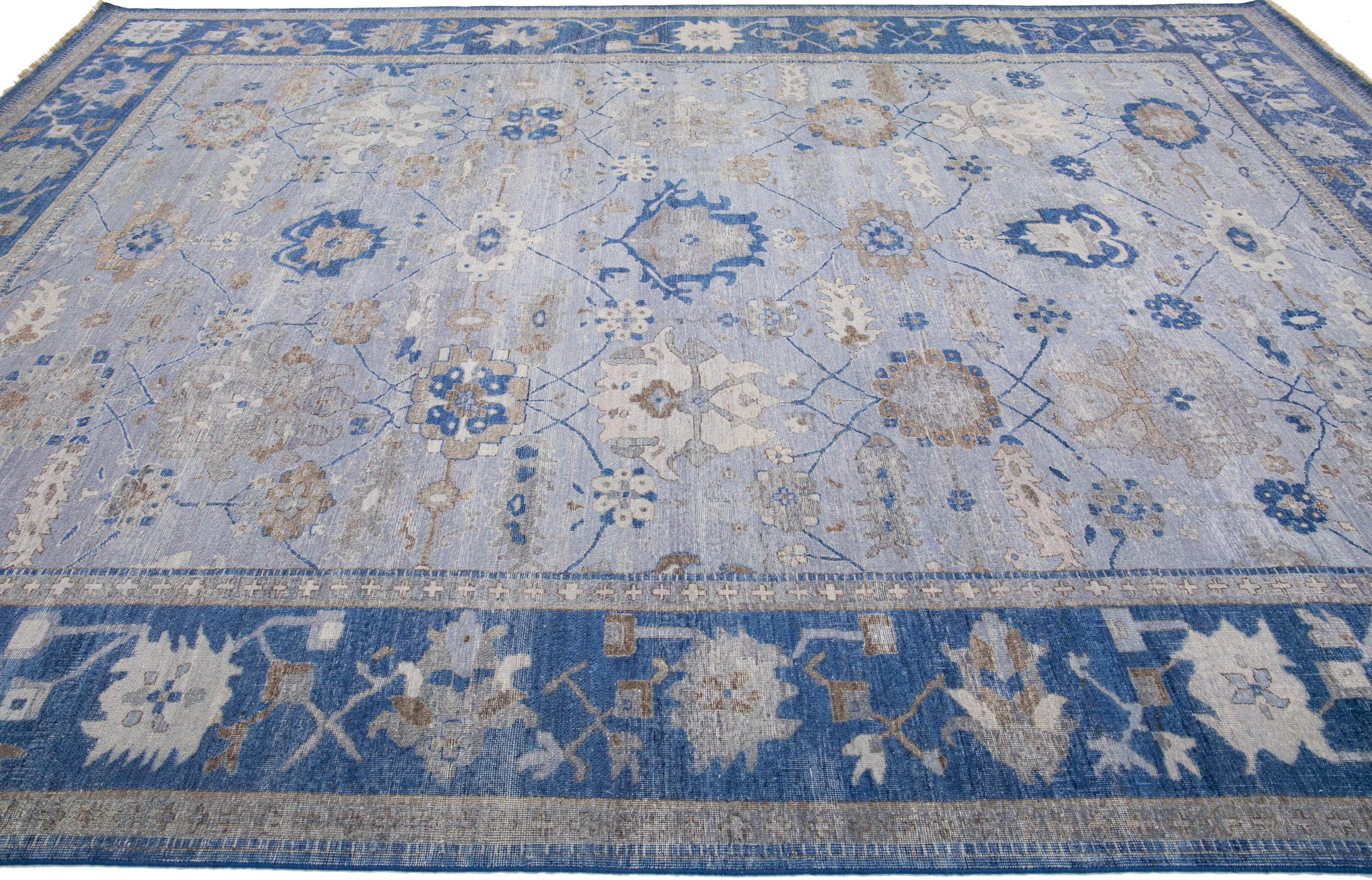 Apadana Mahal handgefertigter grauer und blauer Wollteppich im persischen Stil (Handgeknüpft) im Angebot