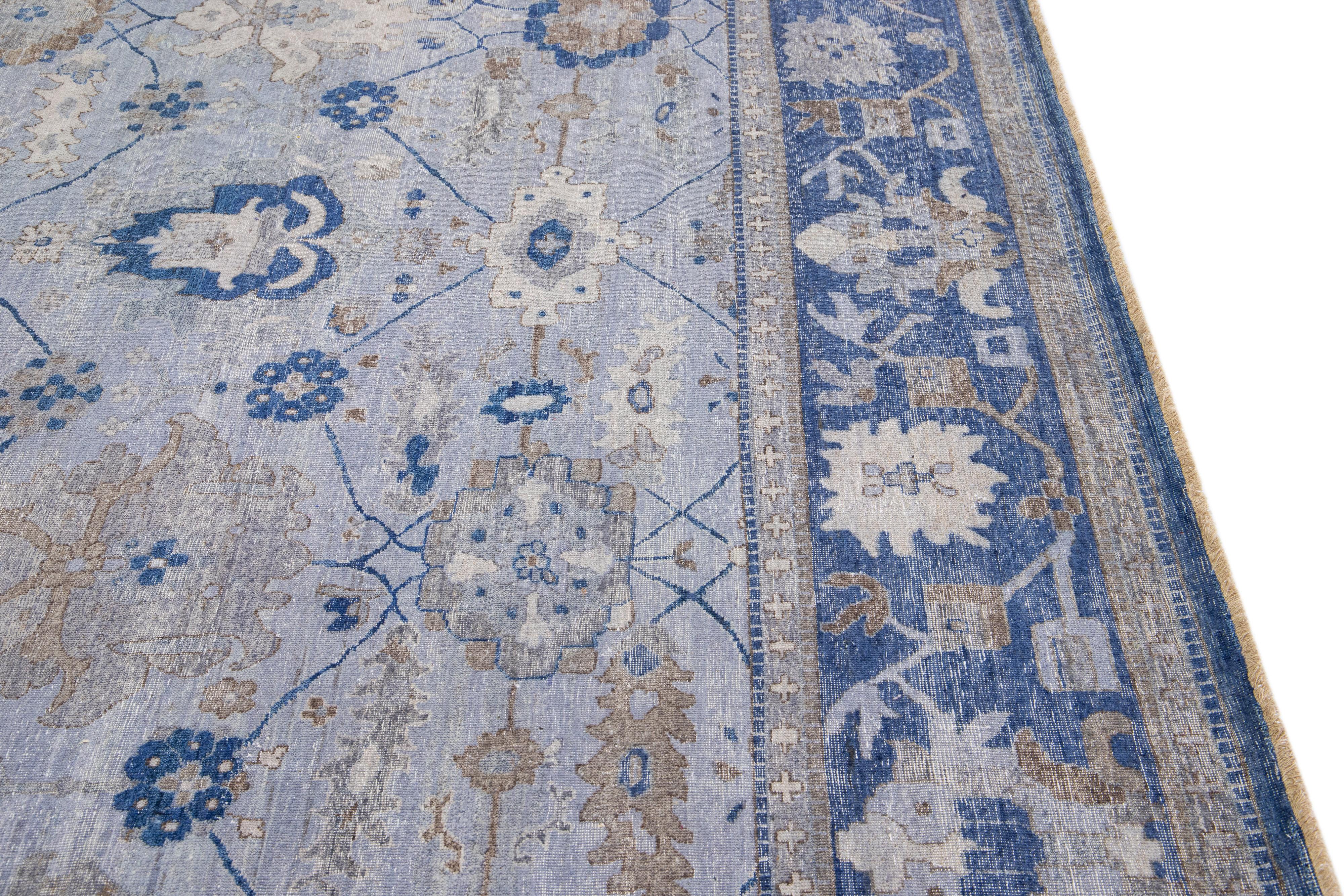 Apadana Mahal handgefertigter grauer und blauer Wollteppich im persischen Stil (Wolle) im Angebot