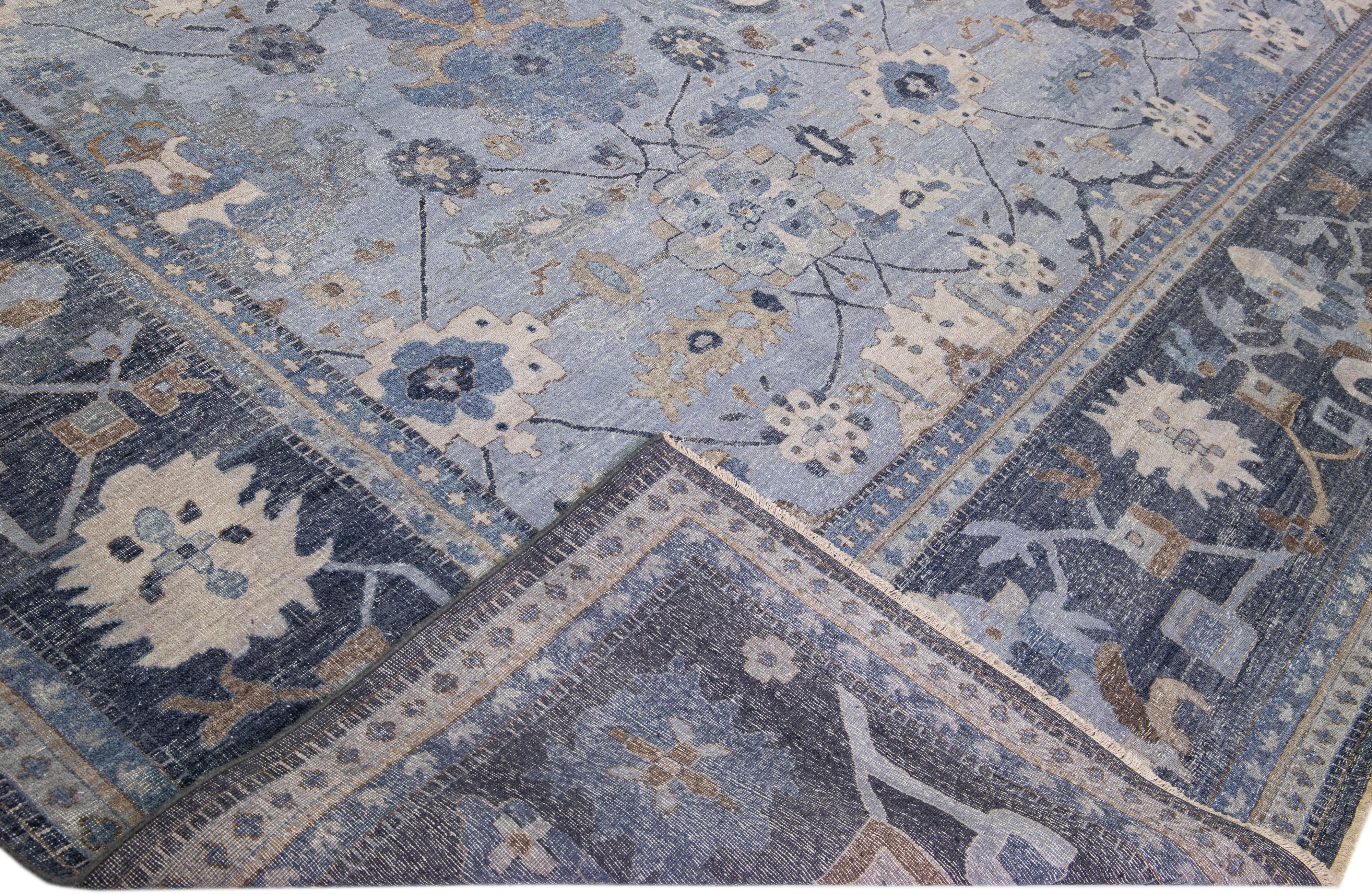 Die Artisan-Linie von Apadana ist ein antiker Teppich, der auf elegante Art und Weise eine auffällige antike Ästhetik in einen Raum bringt. Diese Teppichserie ist ausgesprochen einzigartig und definiert das Aussehen eines antiken Teppichs neu. Jedes