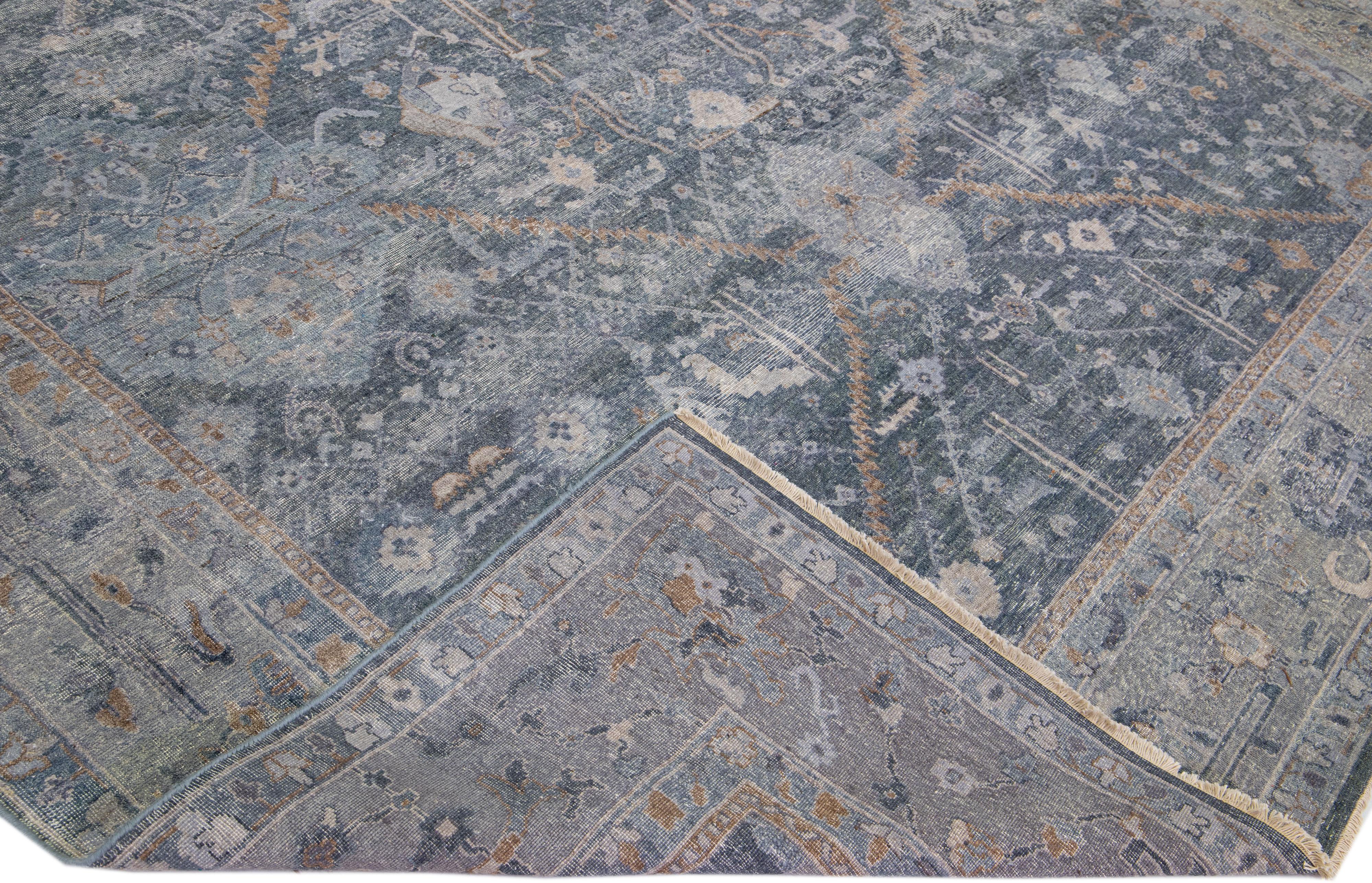 Die Artisan-Linie von Apadana ist eine Neuinterpretation antiker Teppiche, die auf elegante Weise eine auffällige antike Ästhetik in einen Raum bringt. Diese Teppichserie ist ausgesprochen einzigartig und definiert das Aussehen eines antiken