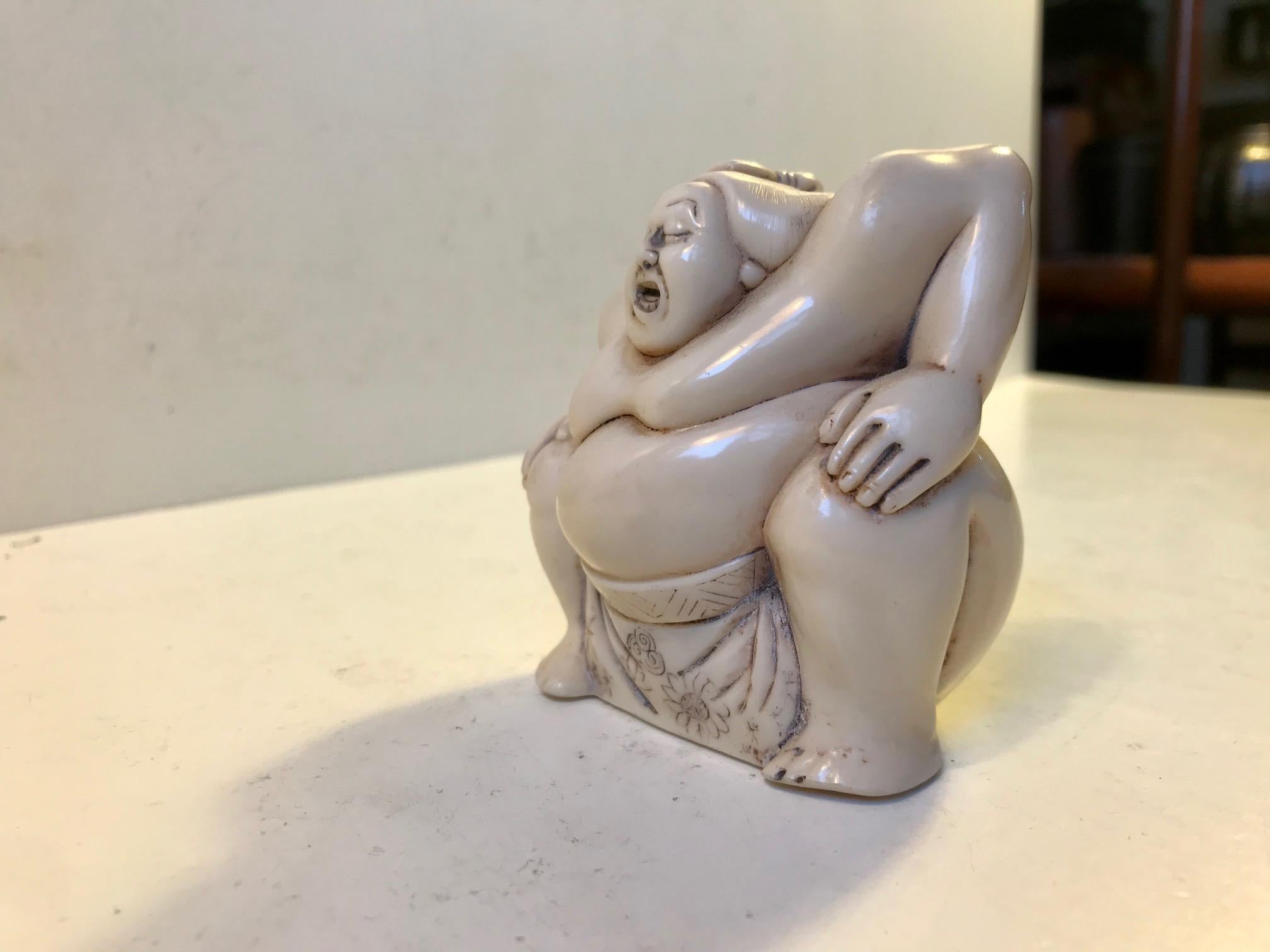 Japanese Sumo Wrestler Figurine in Carved Bone, 1900s In Good Condition In Esbjerg, DK