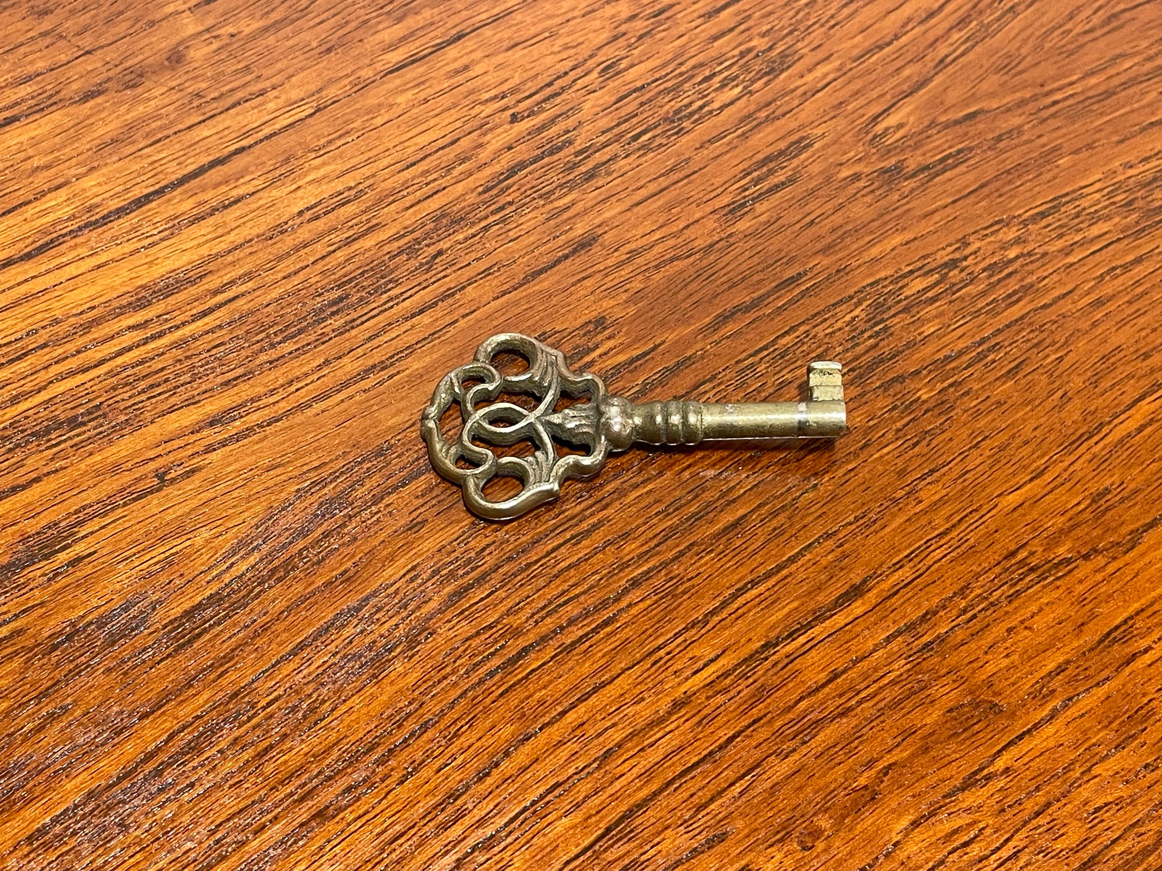 Scrivania in teak danese di dimensioni da appartamento, metà secolo, MODERNO, anni '60 ca. in vendita 4