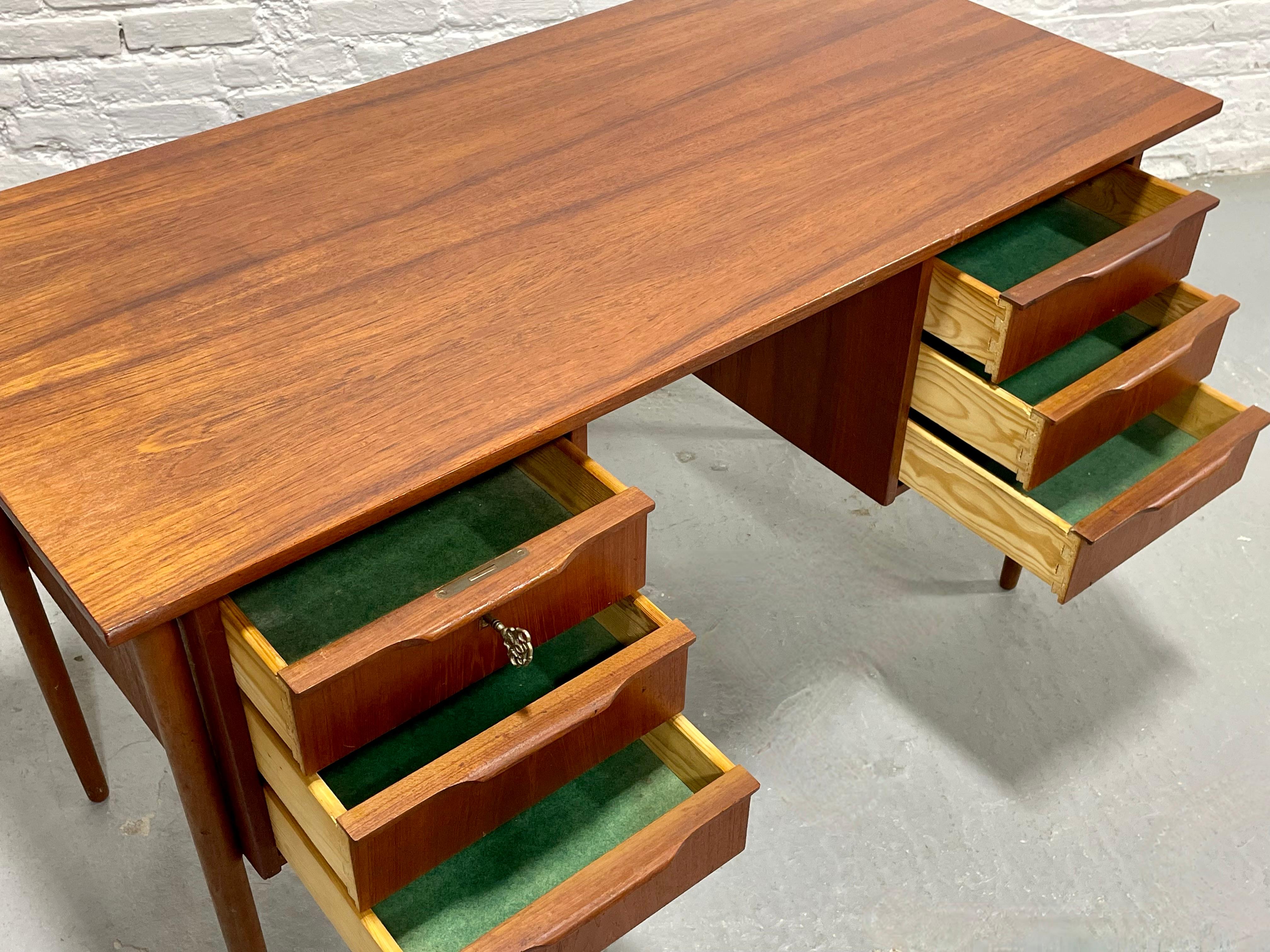 Scrivania in teak danese di dimensioni da appartamento, metà secolo, MODERNO, anni '60 ca. in vendita 5