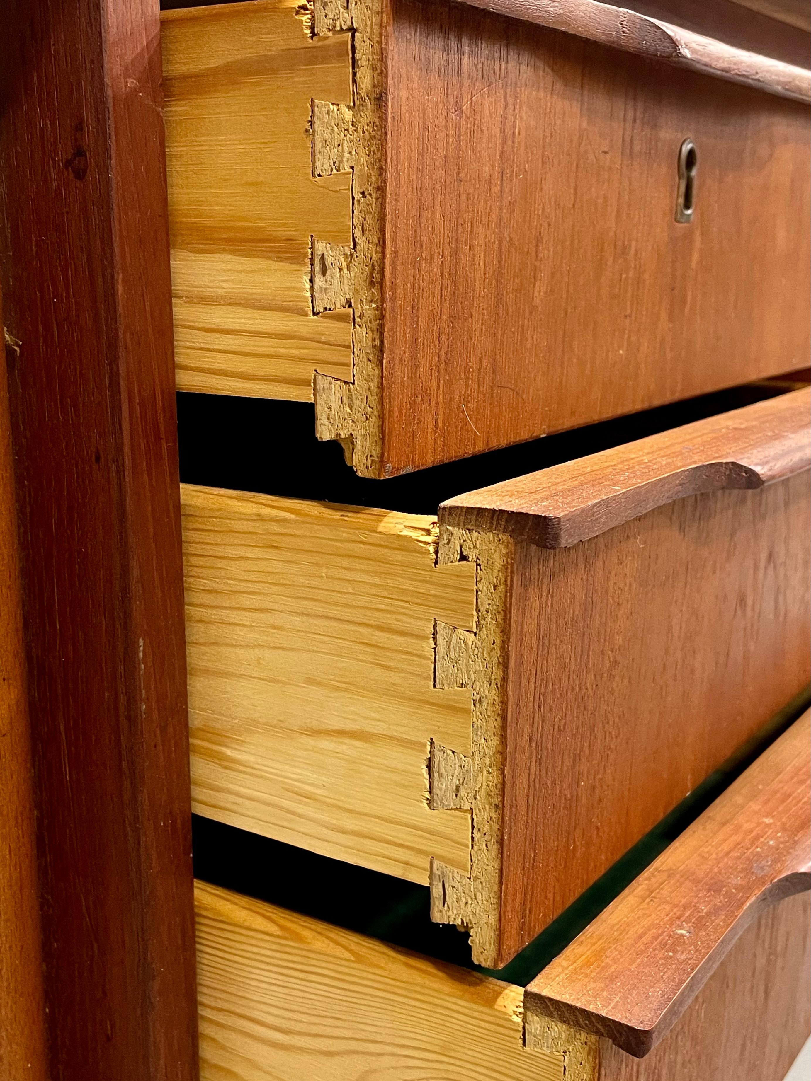 Scrivania in teak danese di dimensioni da appartamento, metà secolo, MODERNO, anni '60 ca. in vendita 6