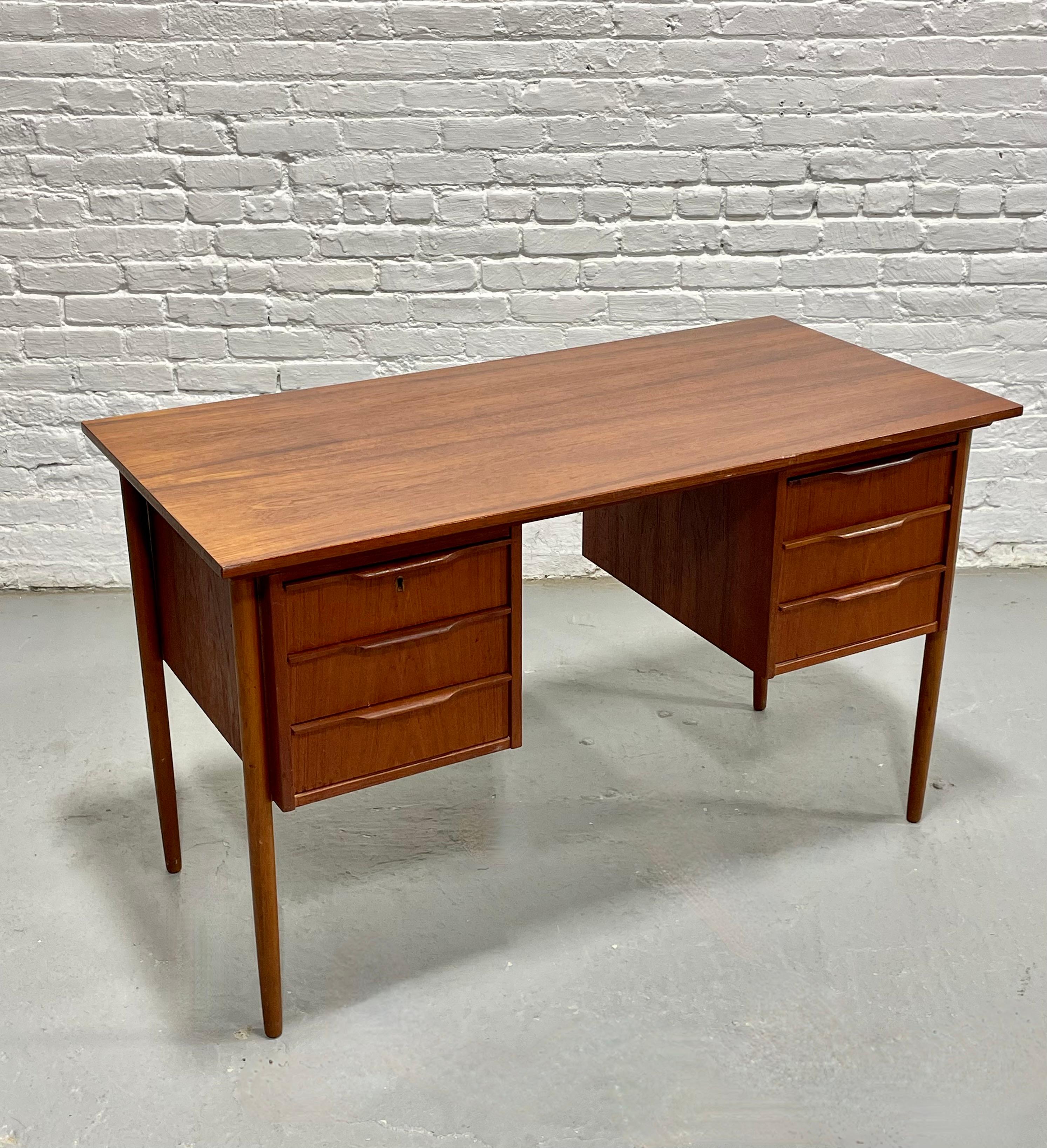 Scrivania in teak danese di dimensioni da appartamento, metà secolo, MODERNO, anni '60 ca. in vendita 7
