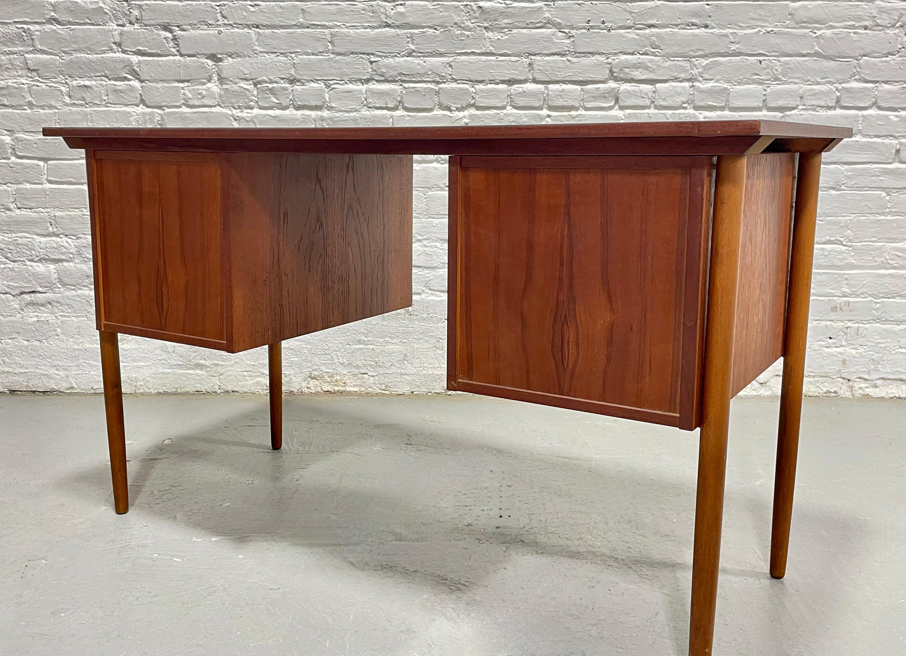 Scrivania in teak danese di dimensioni da appartamento, metà secolo, MODERNO, anni '60 ca. in vendita 8