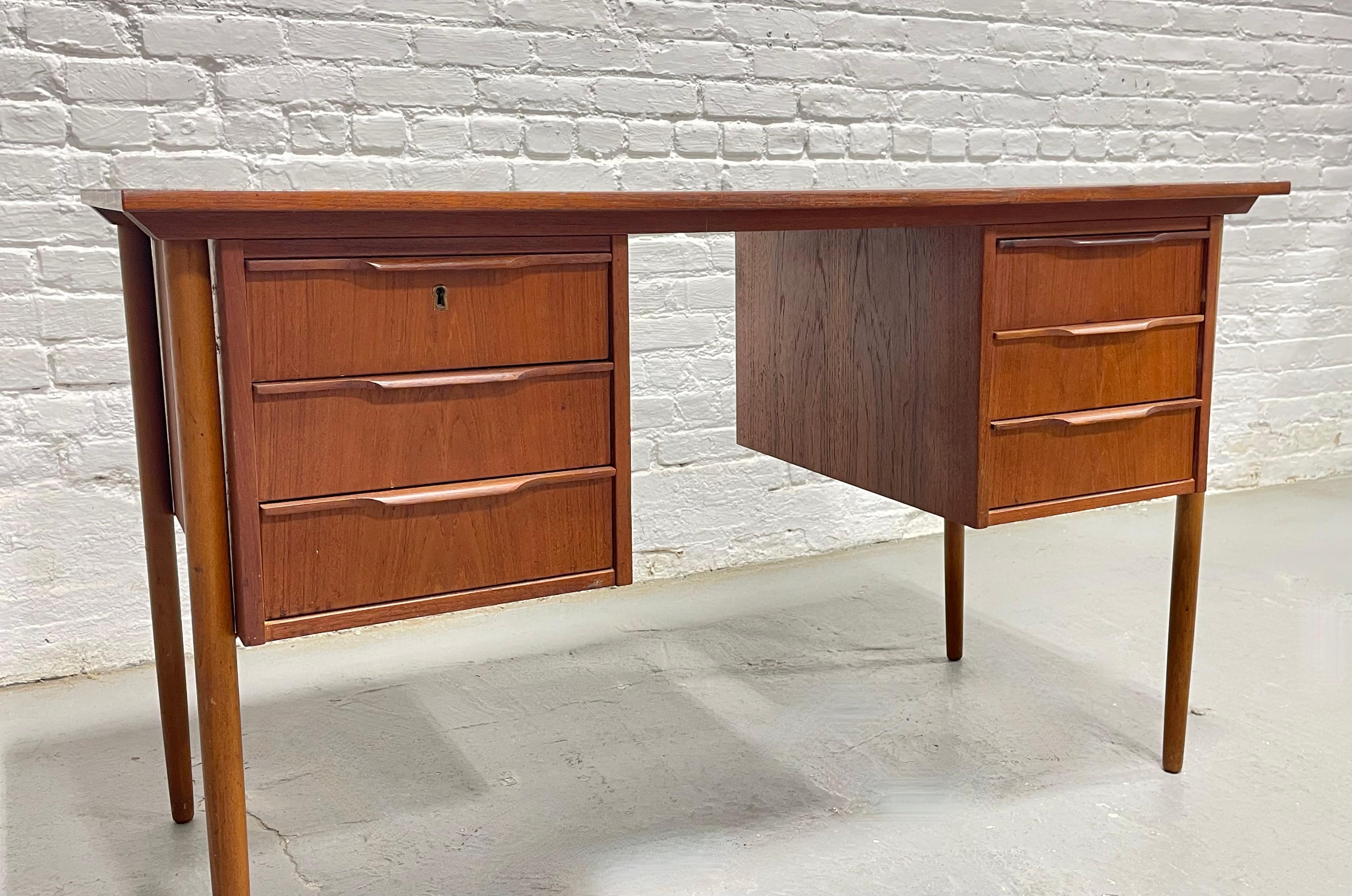 Scrivania in teak danese di dimensioni da appartamento, metà secolo, MODERNO, anni '60 ca. In condizioni buone in vendita a Weehawken, NJ