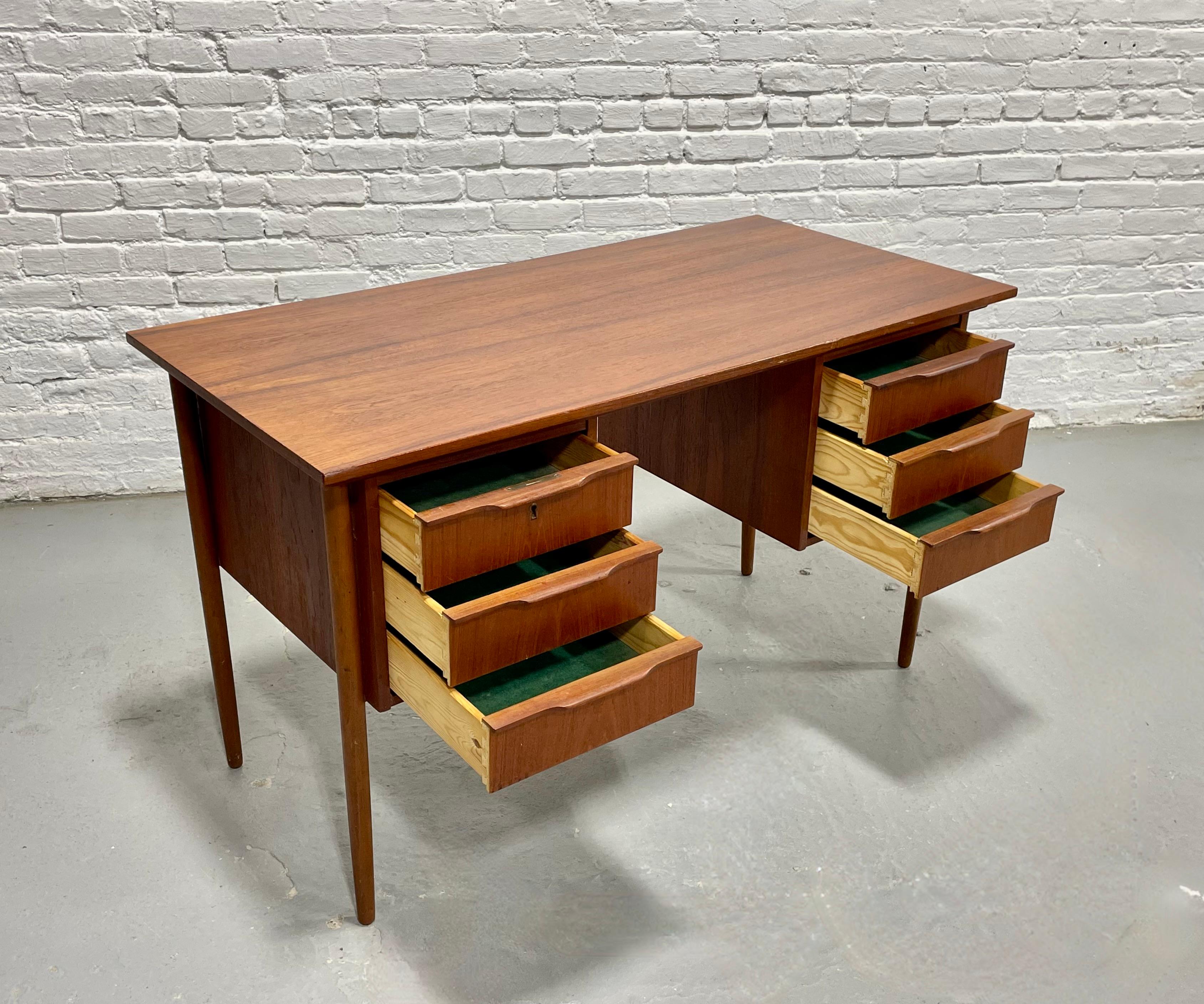 Metà XX secolo Scrivania in teak danese di dimensioni da appartamento, metà secolo, MODERNO, anni '60 ca. in vendita