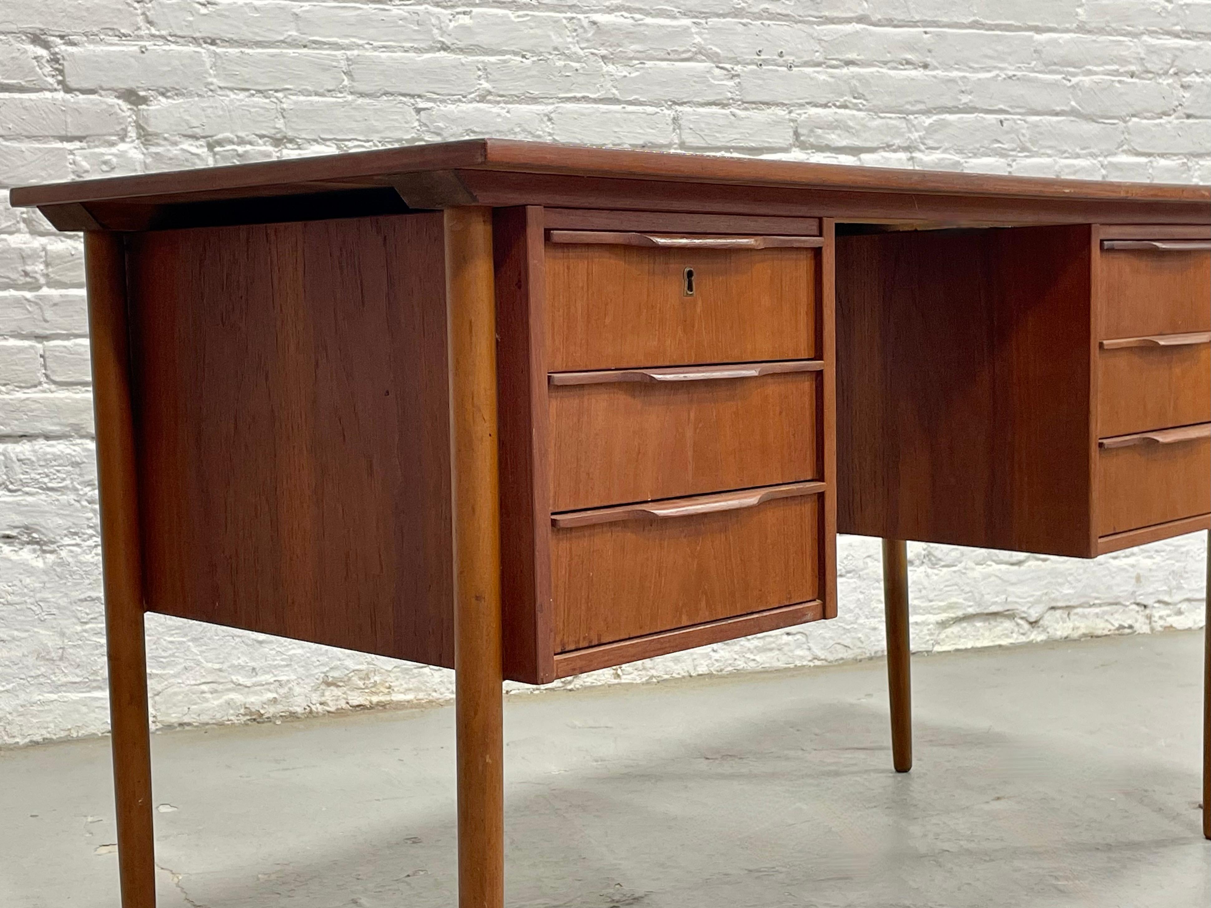 Teak Scrivania in teak danese di dimensioni da appartamento, metà secolo, MODERNO, anni '60 ca. in vendita