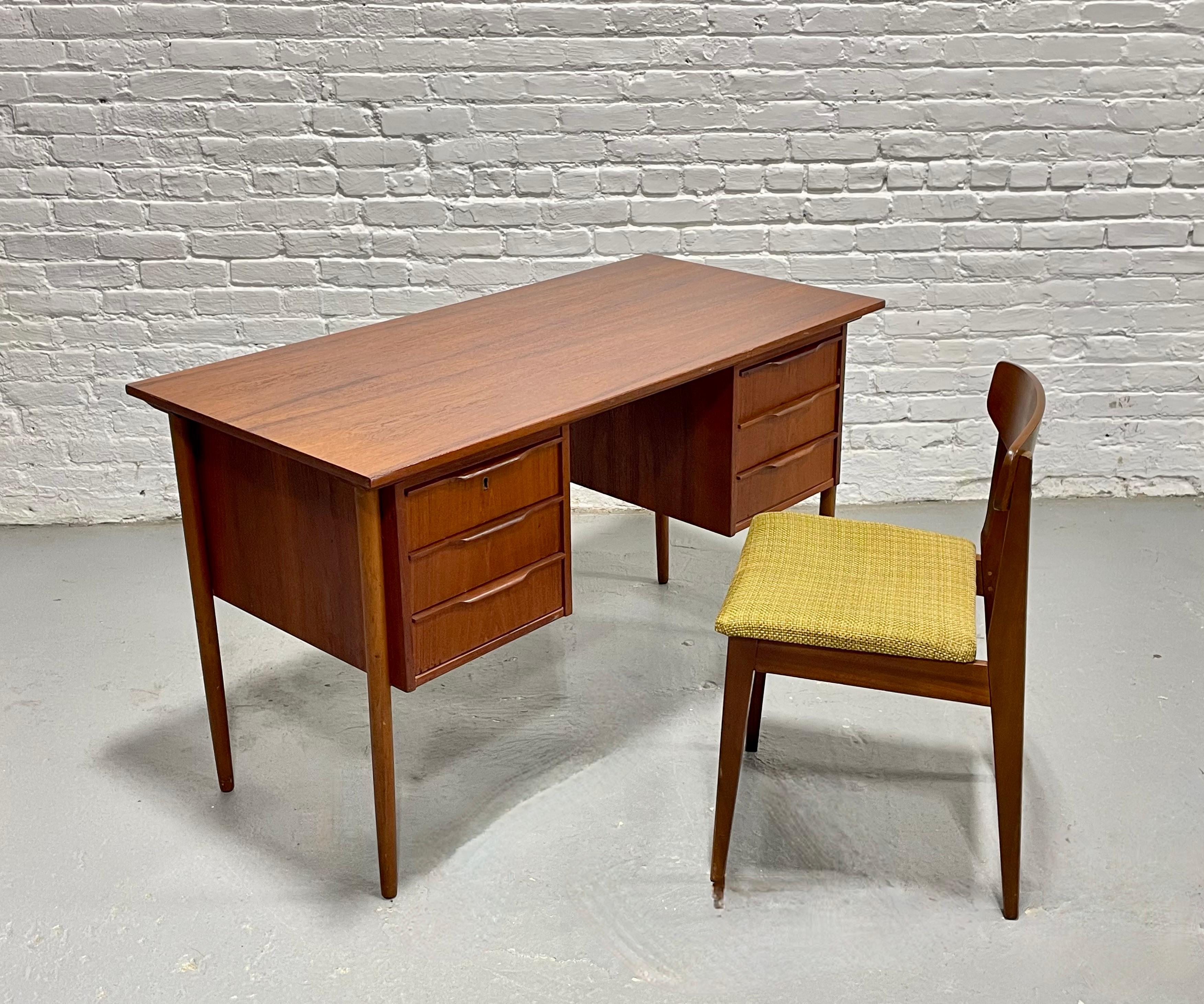 Scrivania in teak danese di dimensioni da appartamento, metà secolo, MODERNO, anni '60 ca. in vendita 1