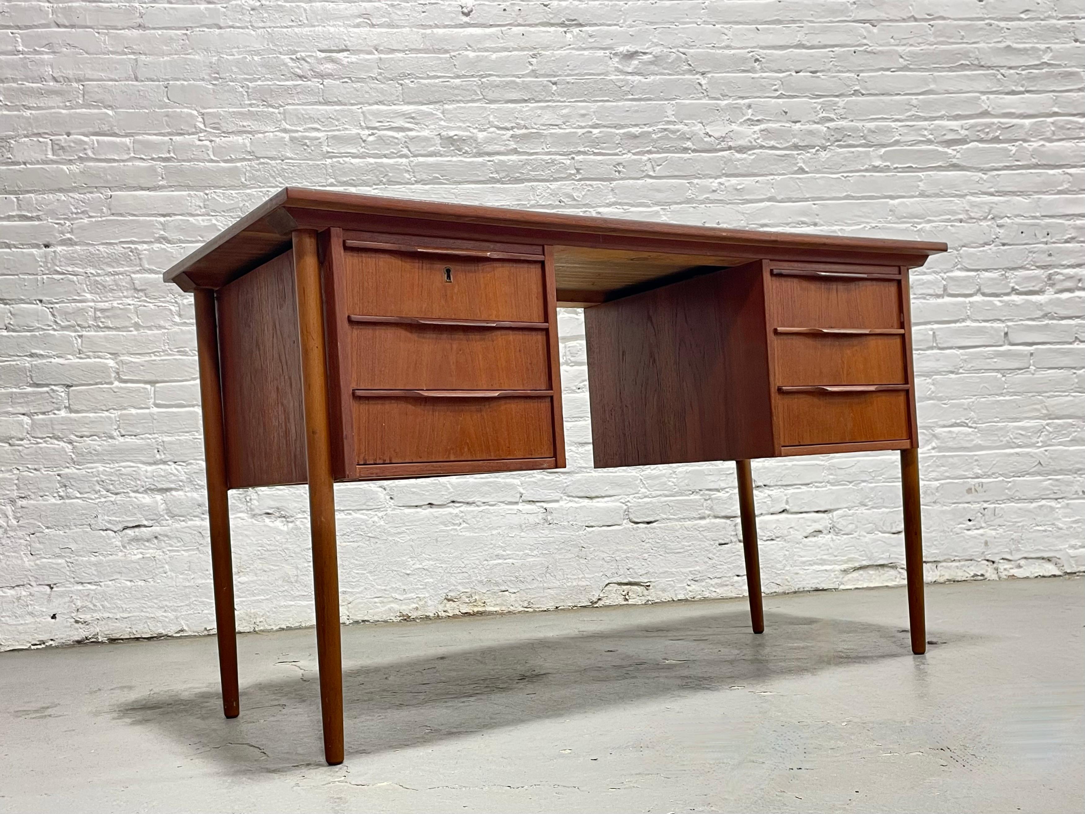 Scrivania in teak danese di dimensioni da appartamento, metà secolo, MODERNO, anni '60 ca. in vendita 2