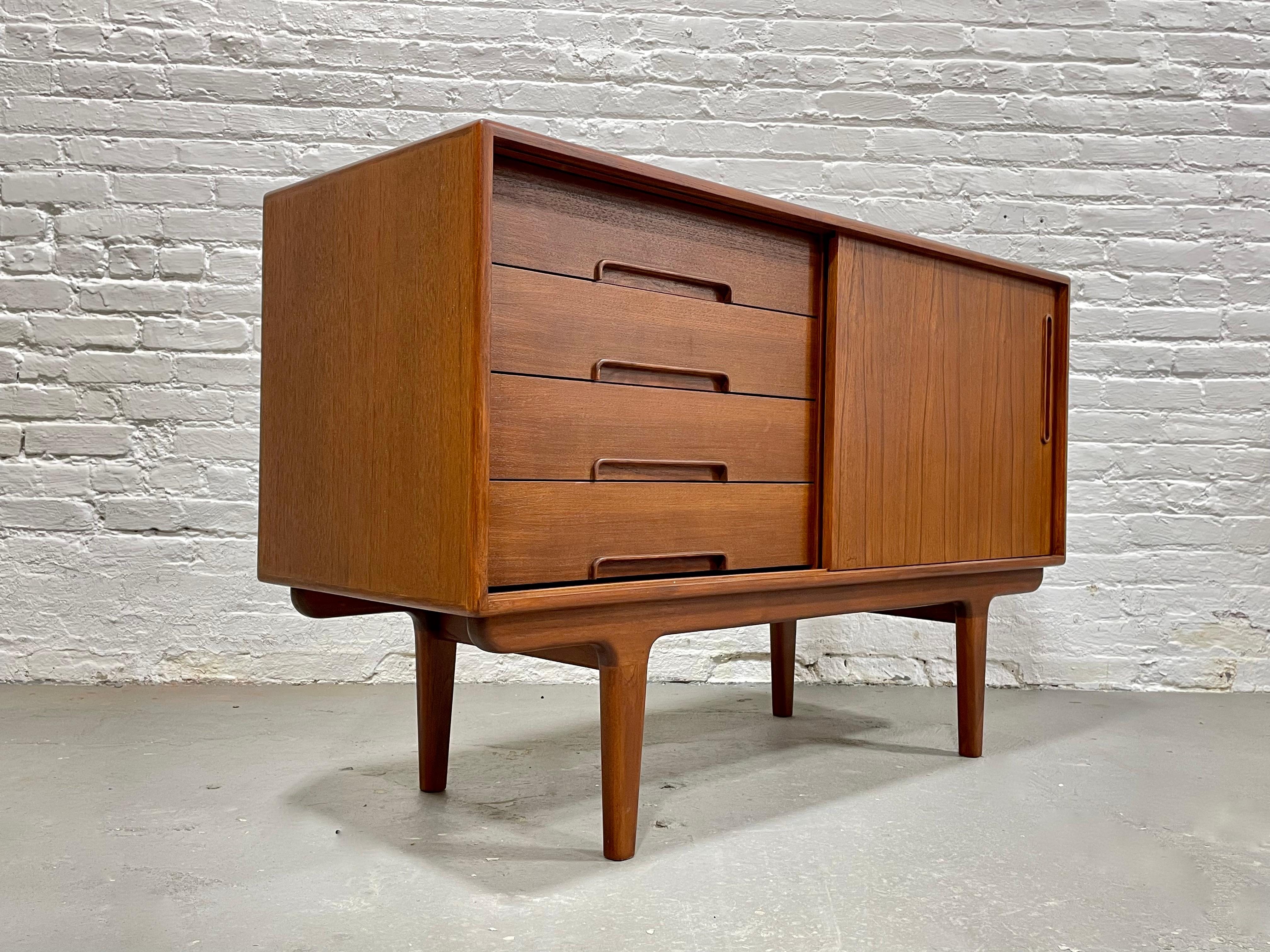 Apartment Sized Mid-Century Modern Styled Credenza / Media Stand / Sideboard For Sale 4