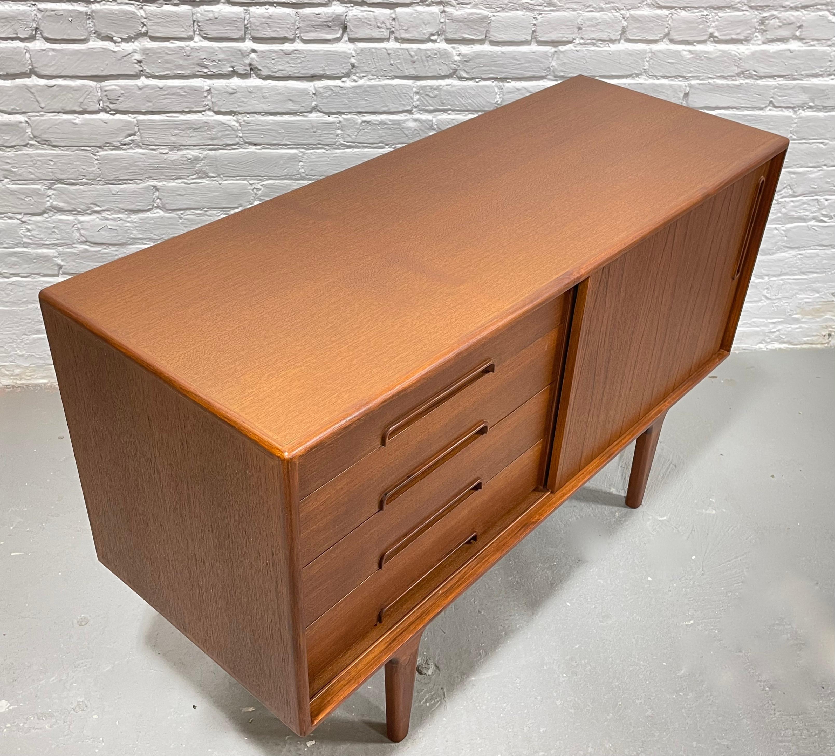 Apartment Sized Mid-Century Modern Styled Credenza / Media Stand / Sideboard For Sale 5