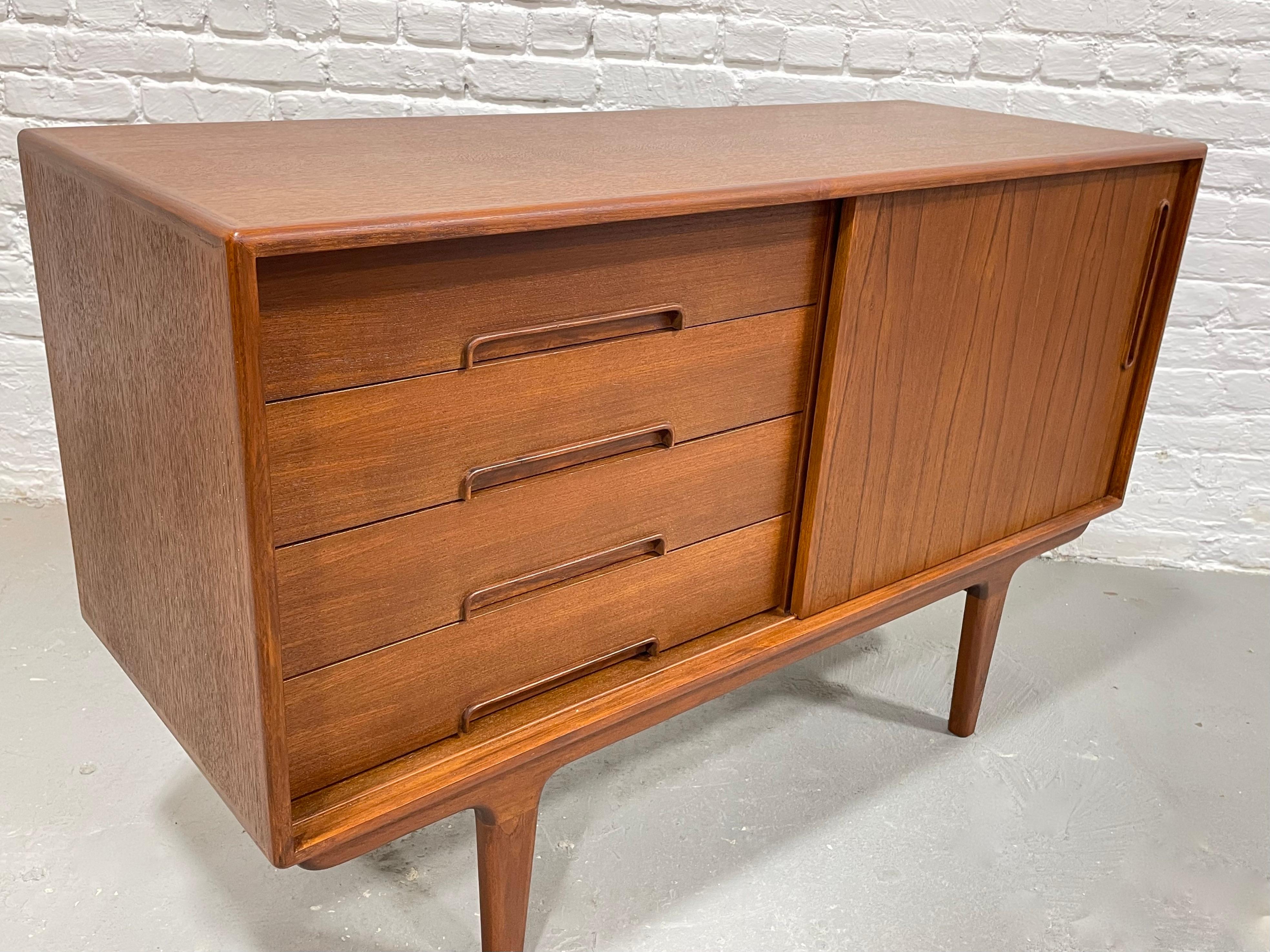 Apartment Sized Mid-Century Modern Styled Credenza / Media Stand / Sideboard For Sale 6