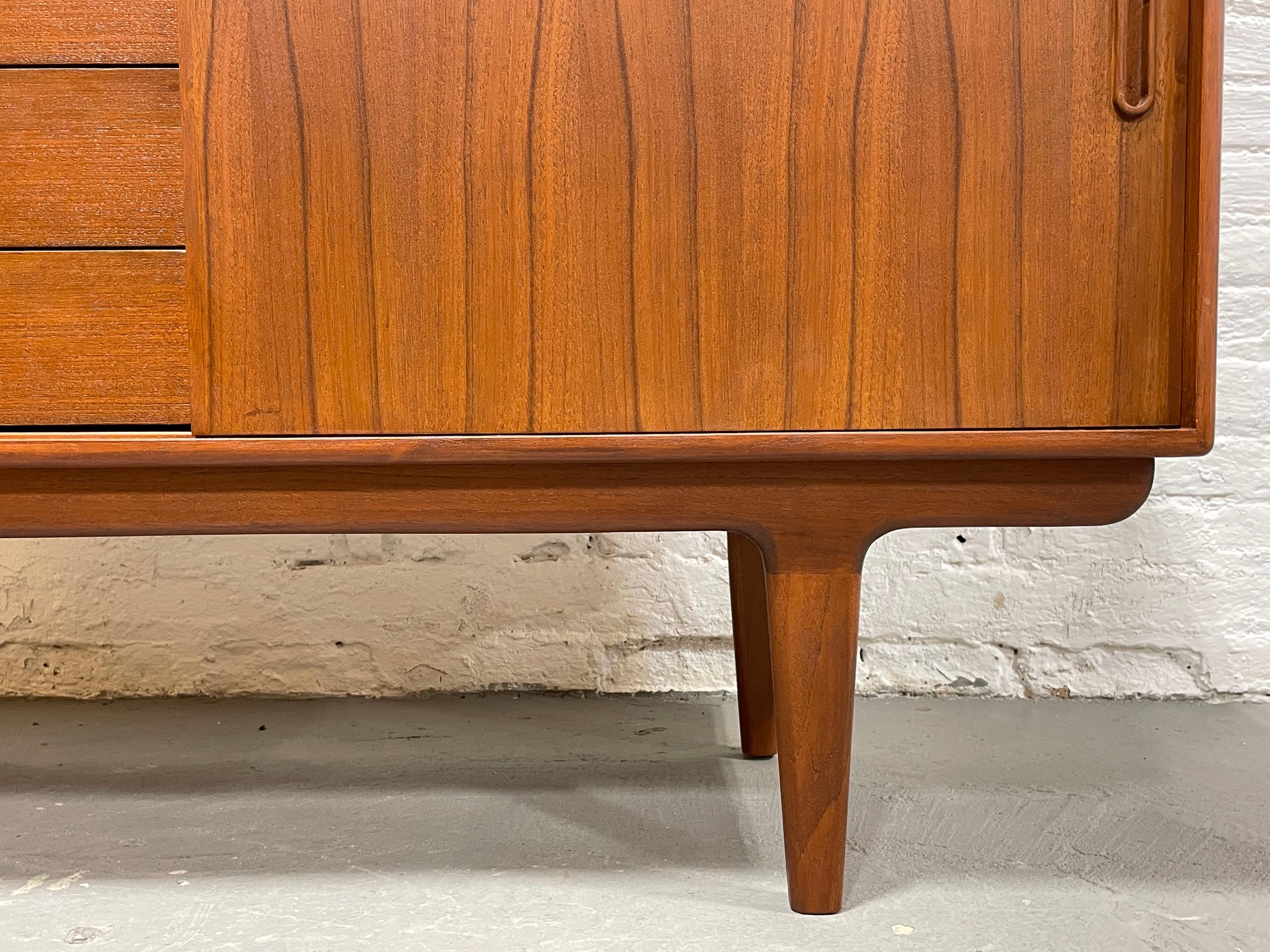 Contemporary Apartment Sized Mid-Century Modern Styled Credenza / Media Stand / Sideboard For Sale