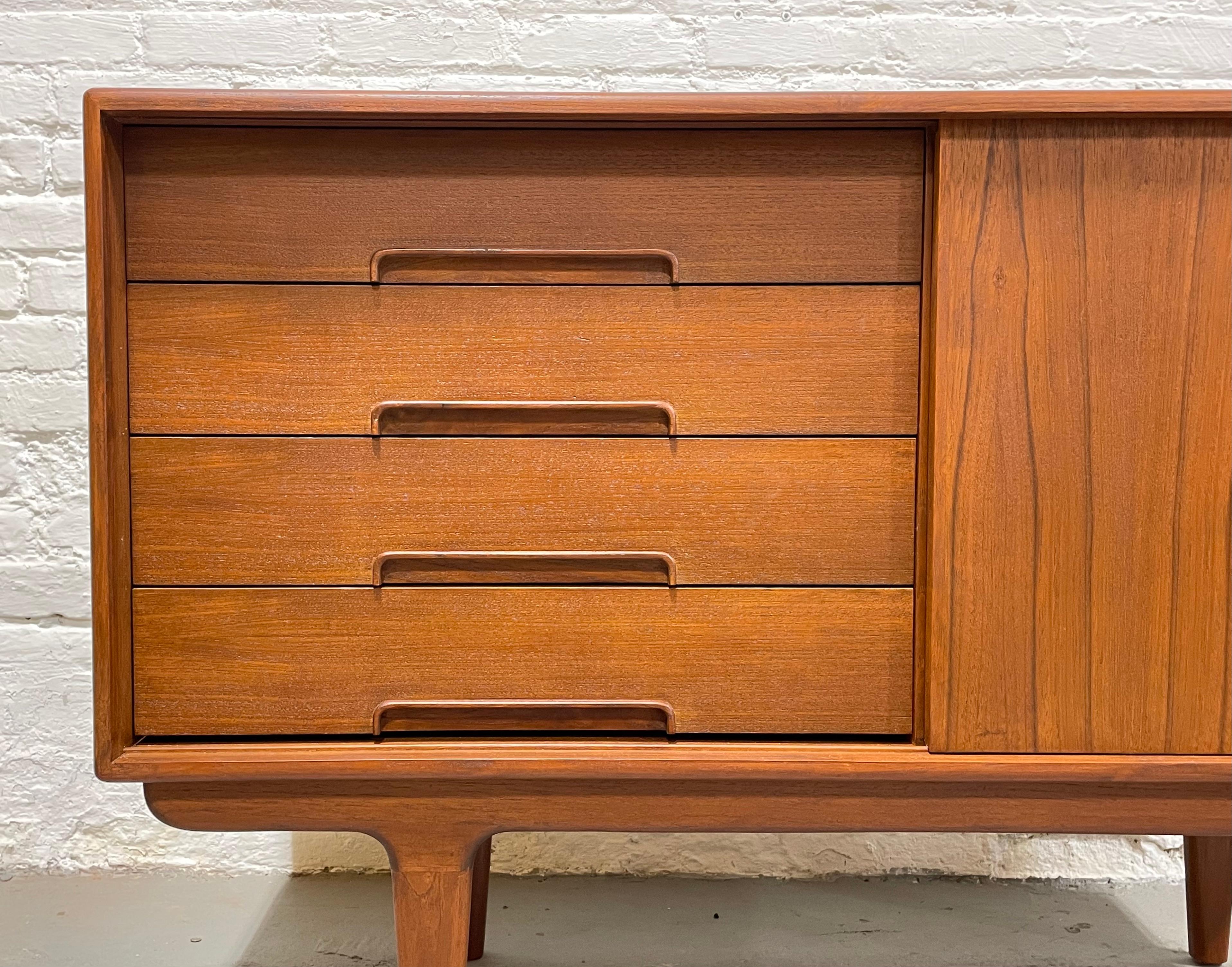 Apartment Sized Mid-Century Modern Styled Credenza / Media Stand / Sideboard For Sale 1