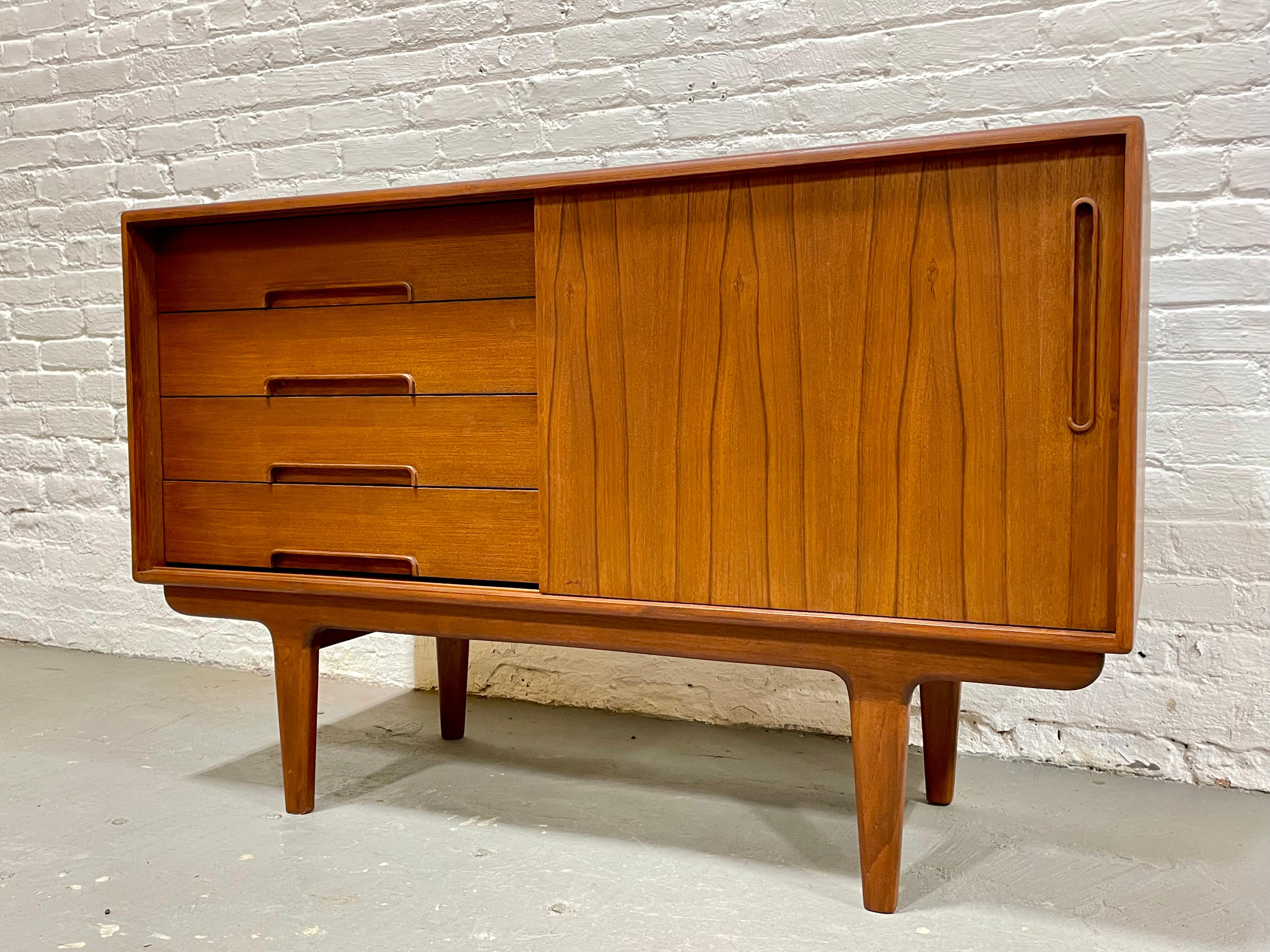 Apartment Sized Mid-Century Modern Styled Credenza / Media Stand / Sideboard For Sale 2