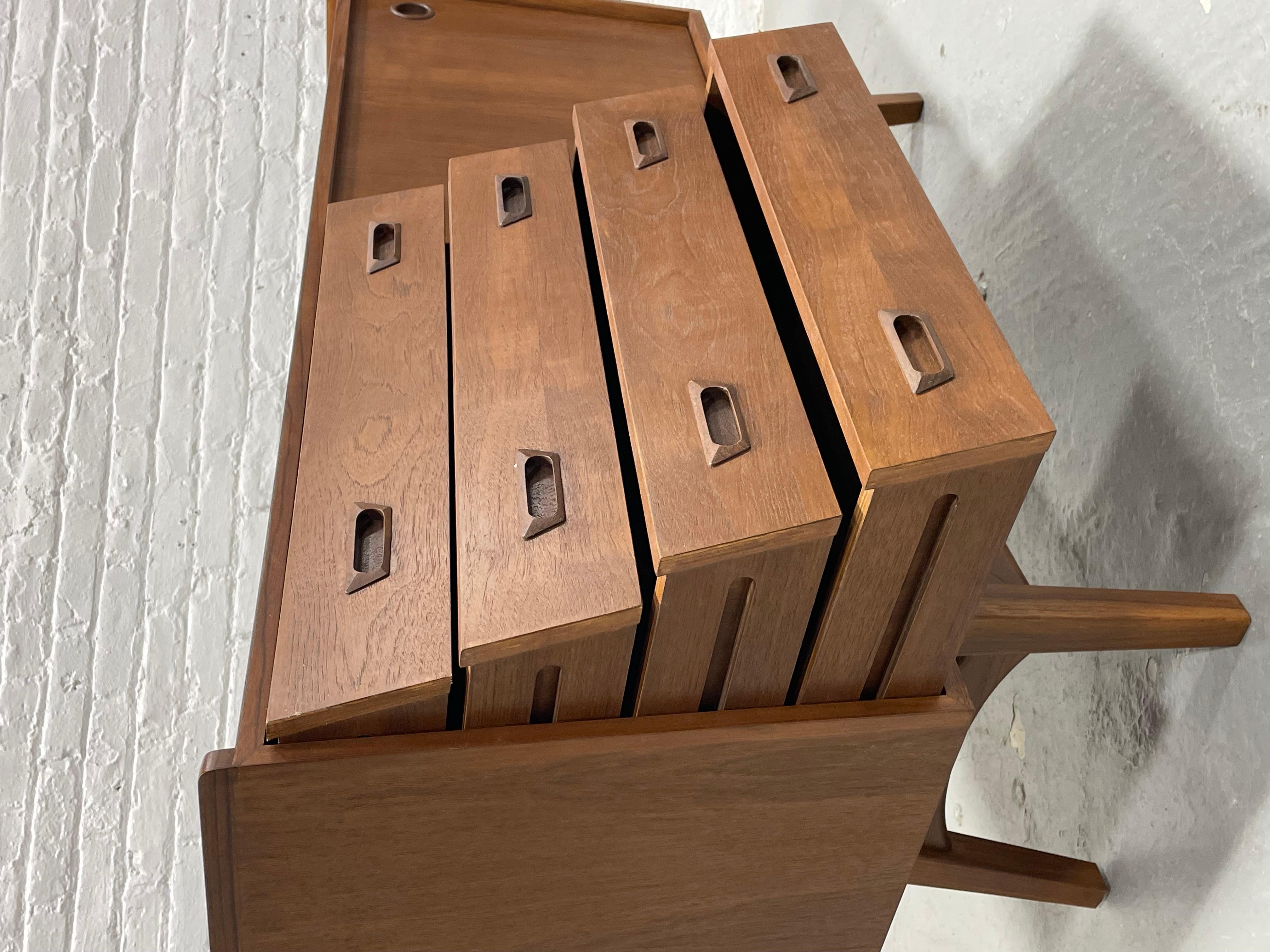 Credenza / Aparador Flotante de Teca de Estilo Moderno de Mediados de Siglo del Tamaño de un Apartamento en venta 5