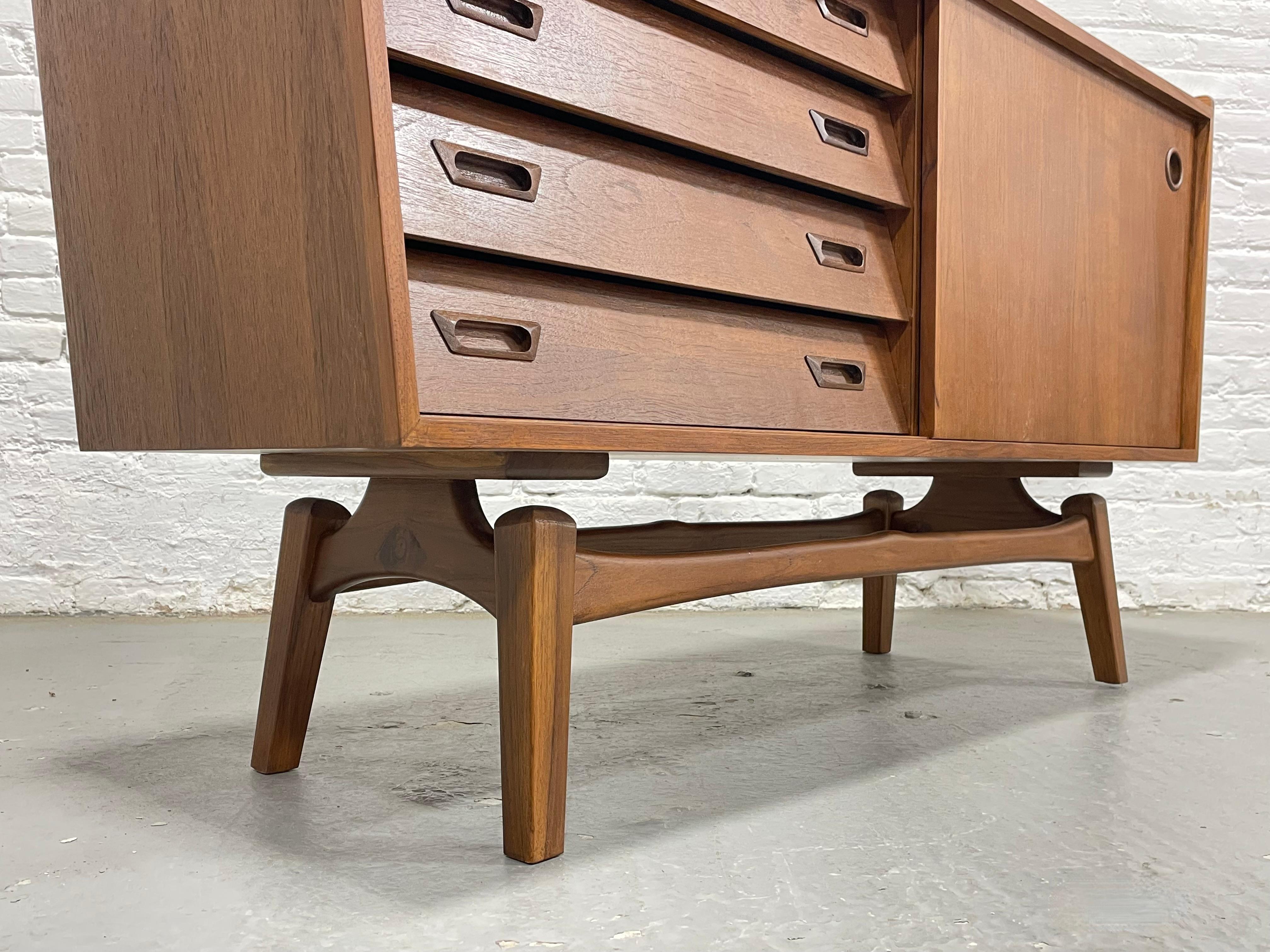 Credenza / Aparador Flotante de Teca de Estilo Moderno de Mediados de Siglo del Tamaño de un Apartamento en venta 6