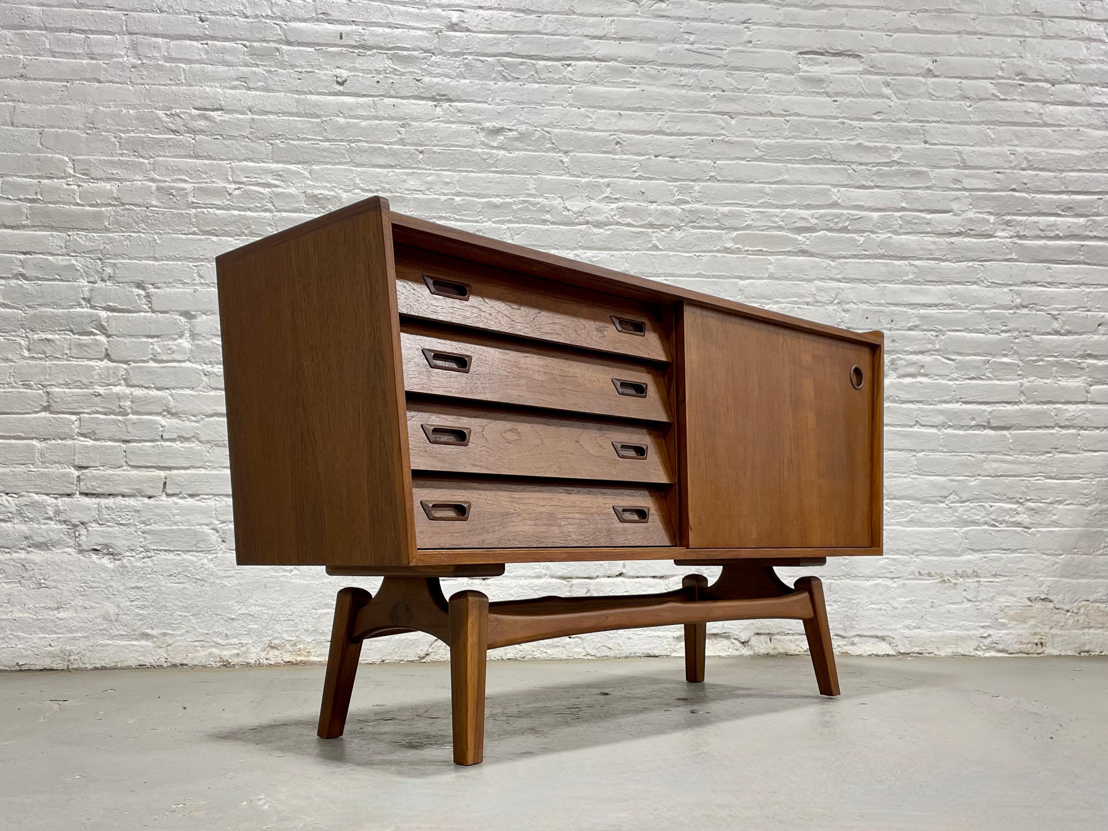 Credenza / Aparador Flotante de Teca de Estilo Moderno de Mediados de Siglo del Tamaño de un Apartamento Moderno de mediados de siglo en venta