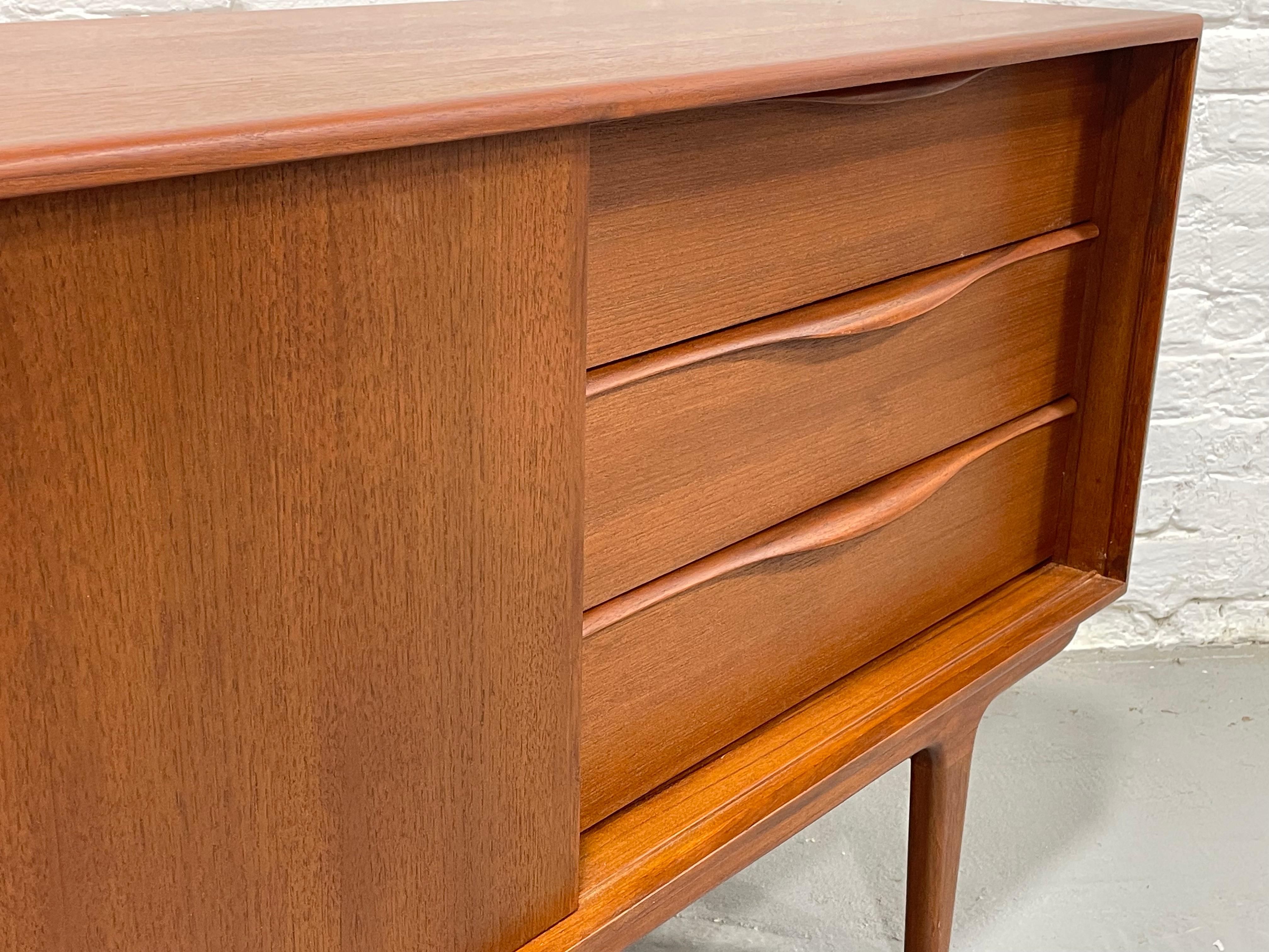 Media stand CREDENZA in teak in stile Mid Century MODERN di dimensioni APPARTAMENTO in vendita 4