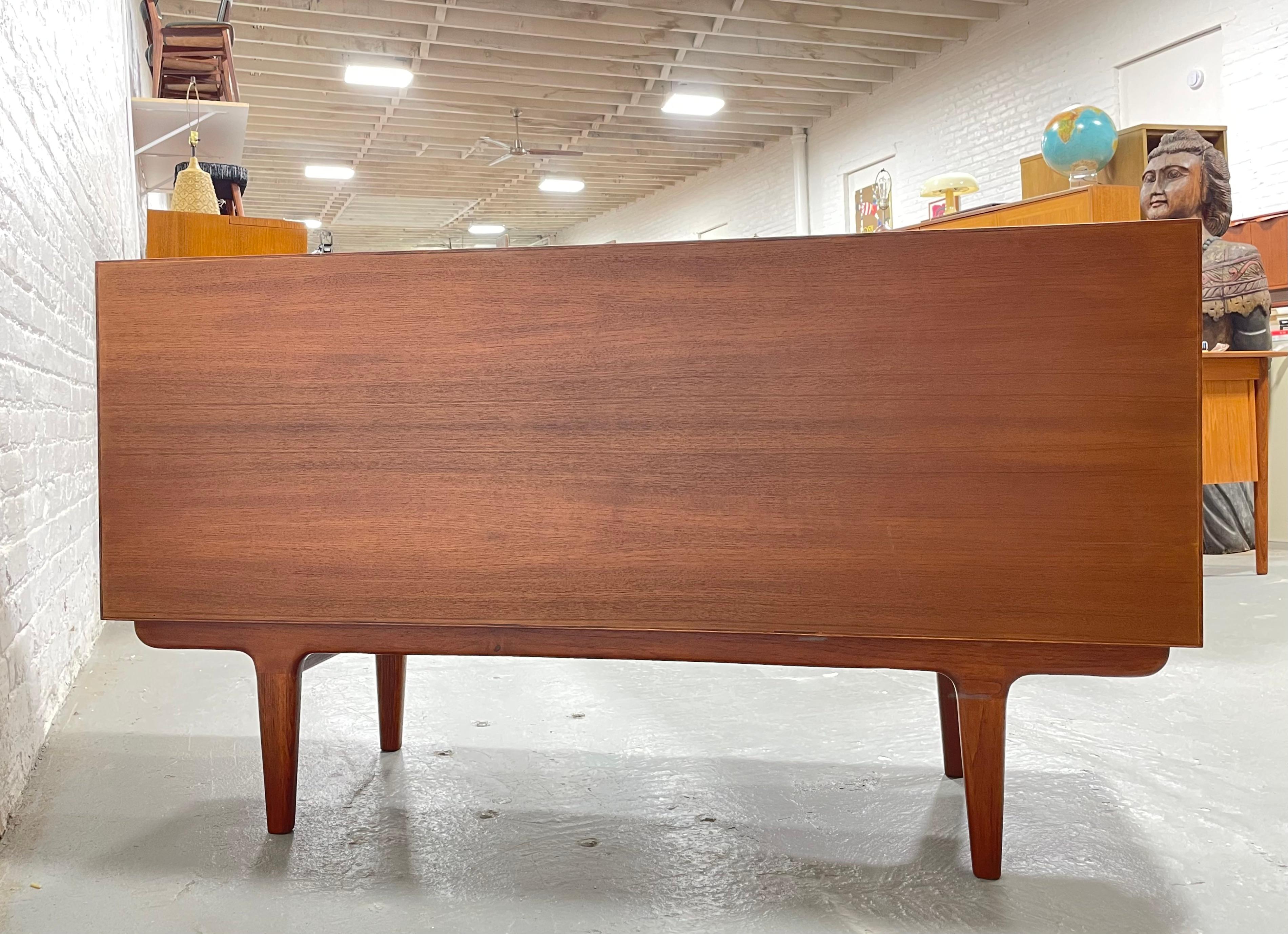 Media stand CREDENZA in teak in stile Mid Century MODERN di dimensioni APPARTAMENTO in vendita 5
