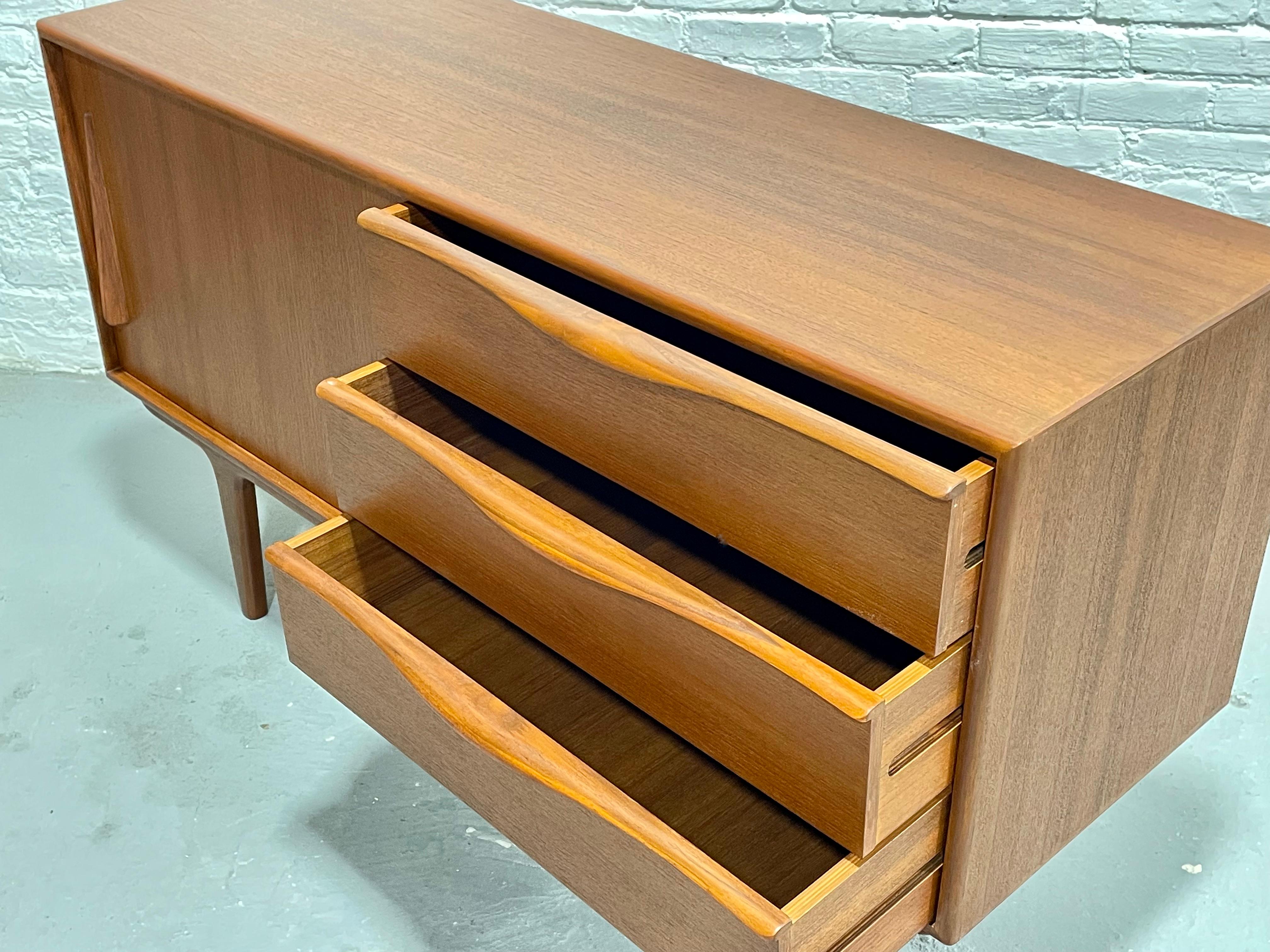 Media stand CREDENZA in teak in stile Mid Century MODERN di dimensioni APPARTAMENTO in vendita 6