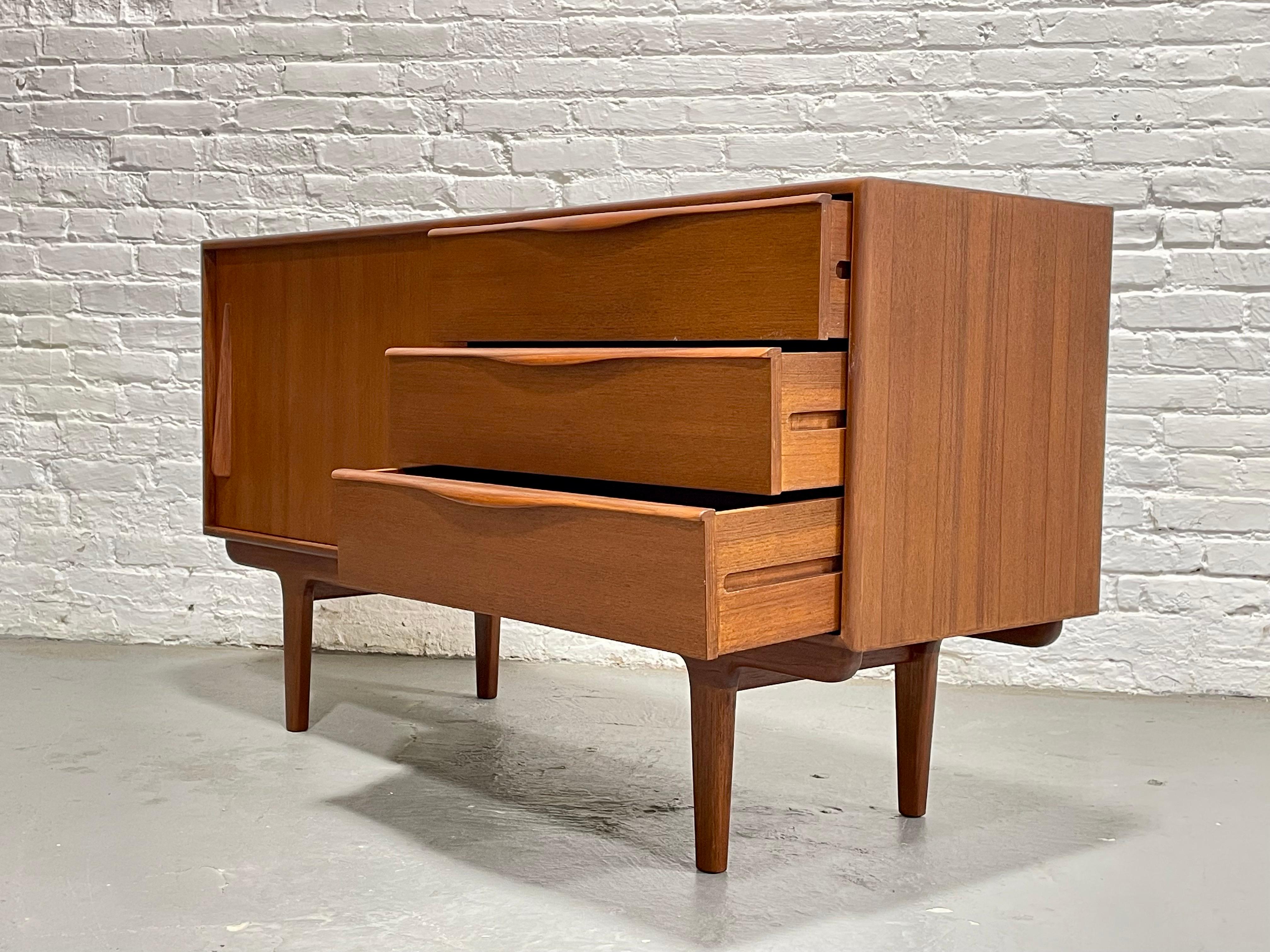 Media stand CREDENZA in teak in stile Mid Century MODERN di dimensioni APPARTAMENTO in vendita 7
