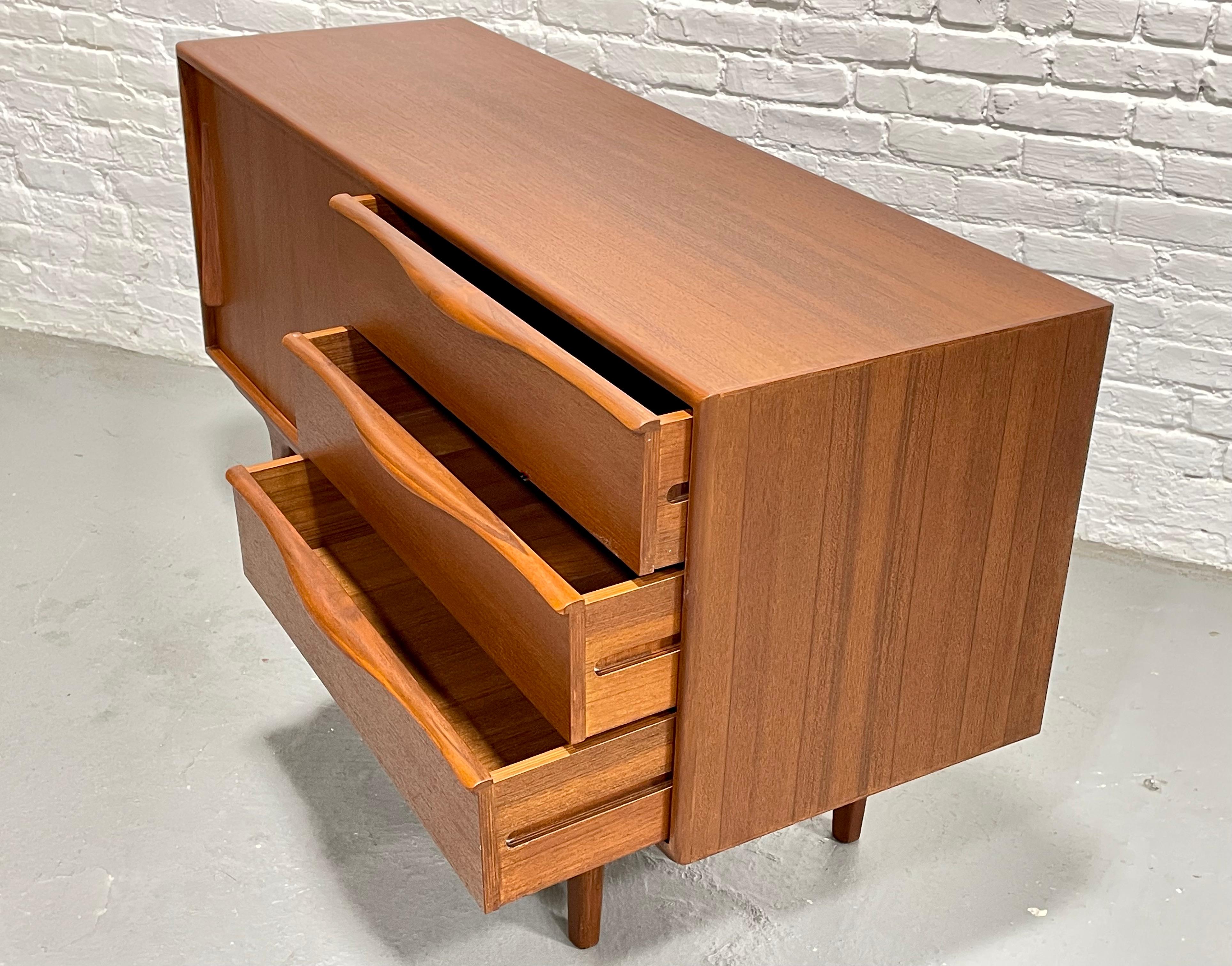 Media stand CREDENZA in teak in stile Mid Century MODERN di dimensioni APPARTAMENTO in vendita 8