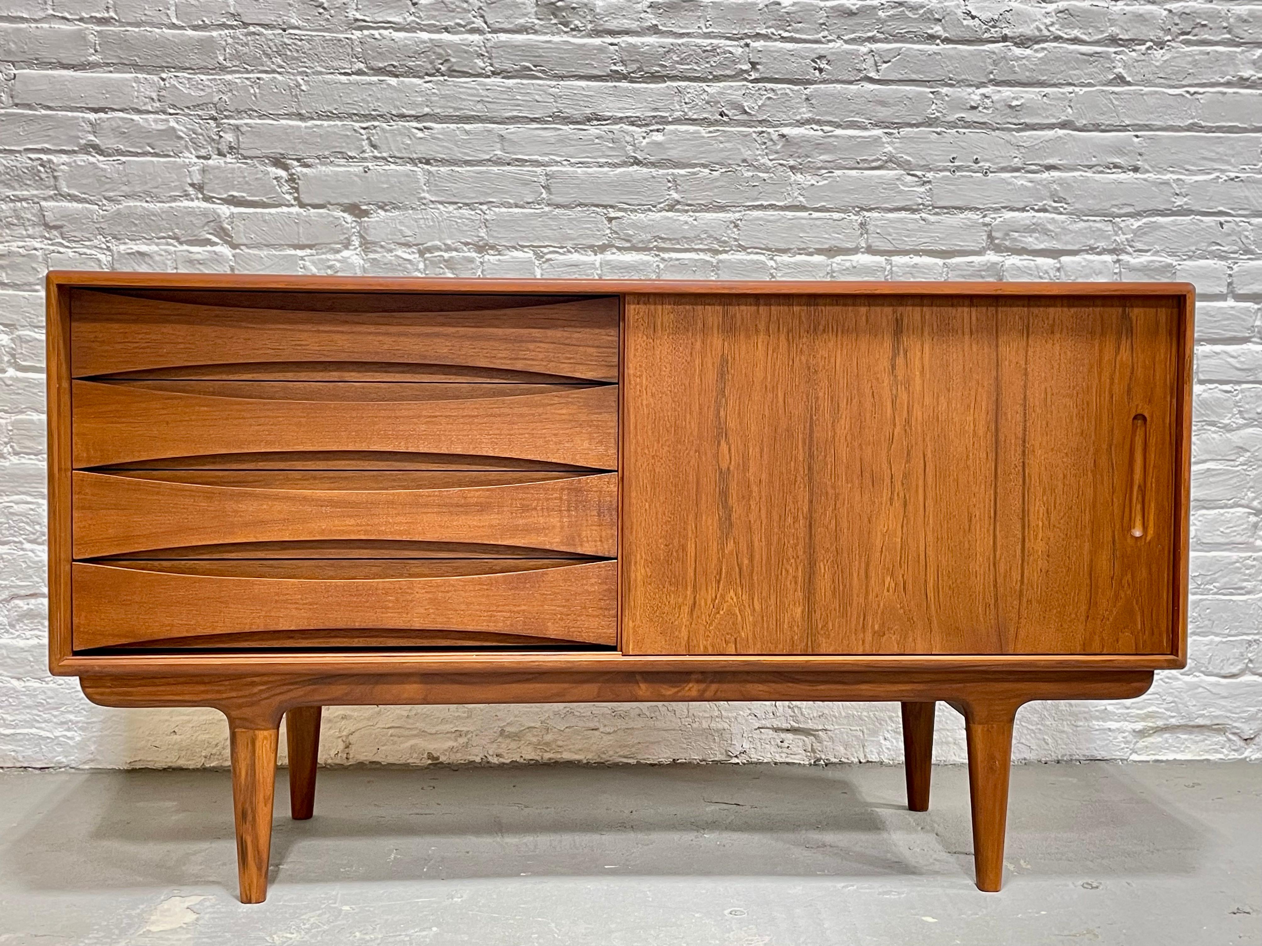 Classic Mid-Century Modern styled credenza / media stand in a perfectly tailored apartment Size. Excellent layout for a media stand offering a combination of generous shelving for components paired with streamlined drawers for remotes, dvds and