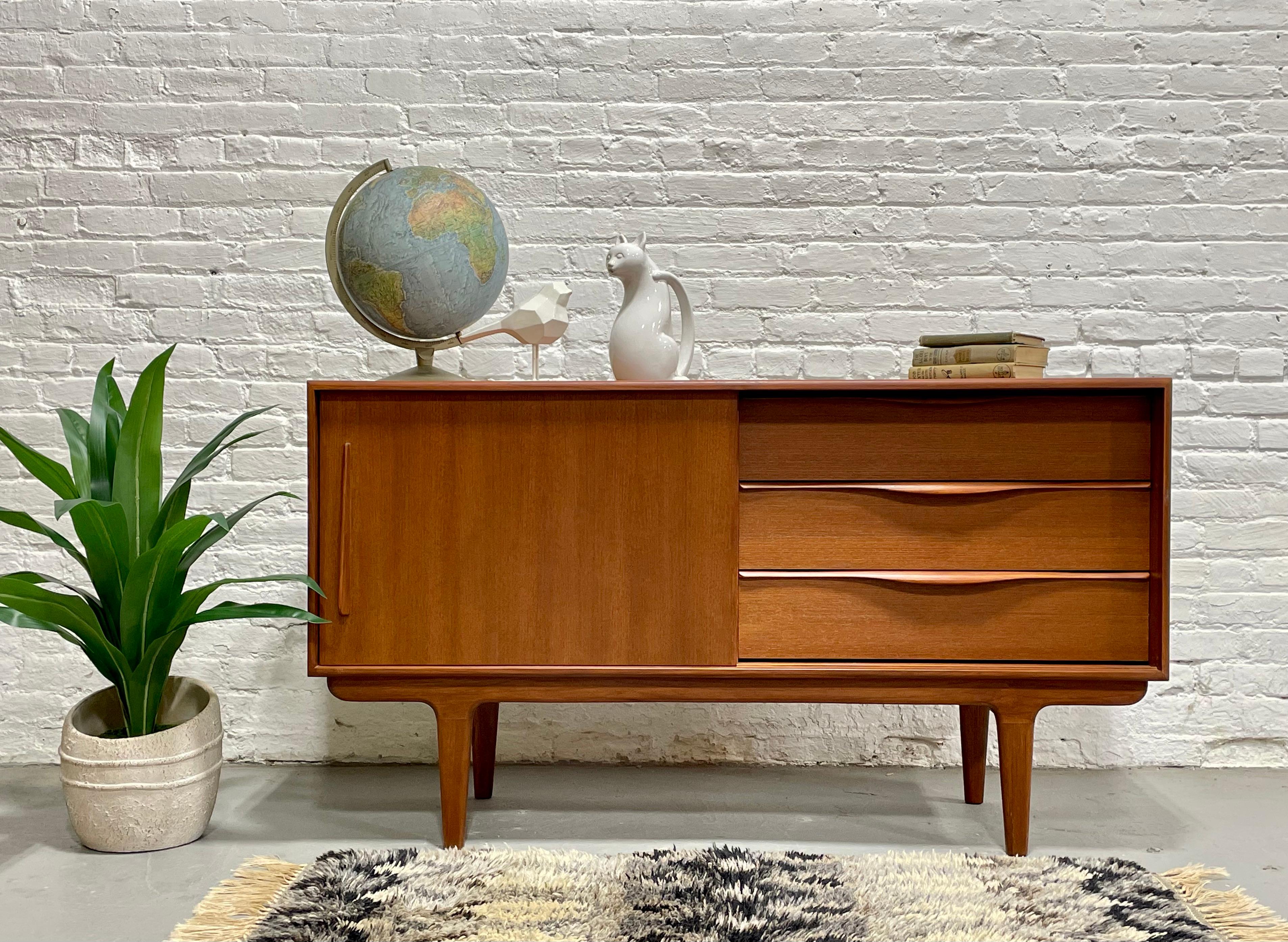 Credenza/supporto multimediale perfetto per le piccole dimensioni, realizzato a mano in stile Mid Century Modern, con un superbo design delle gambe. Una disposizione intelligente per un supporto multimediale: scaffali per i componenti su un lato e
