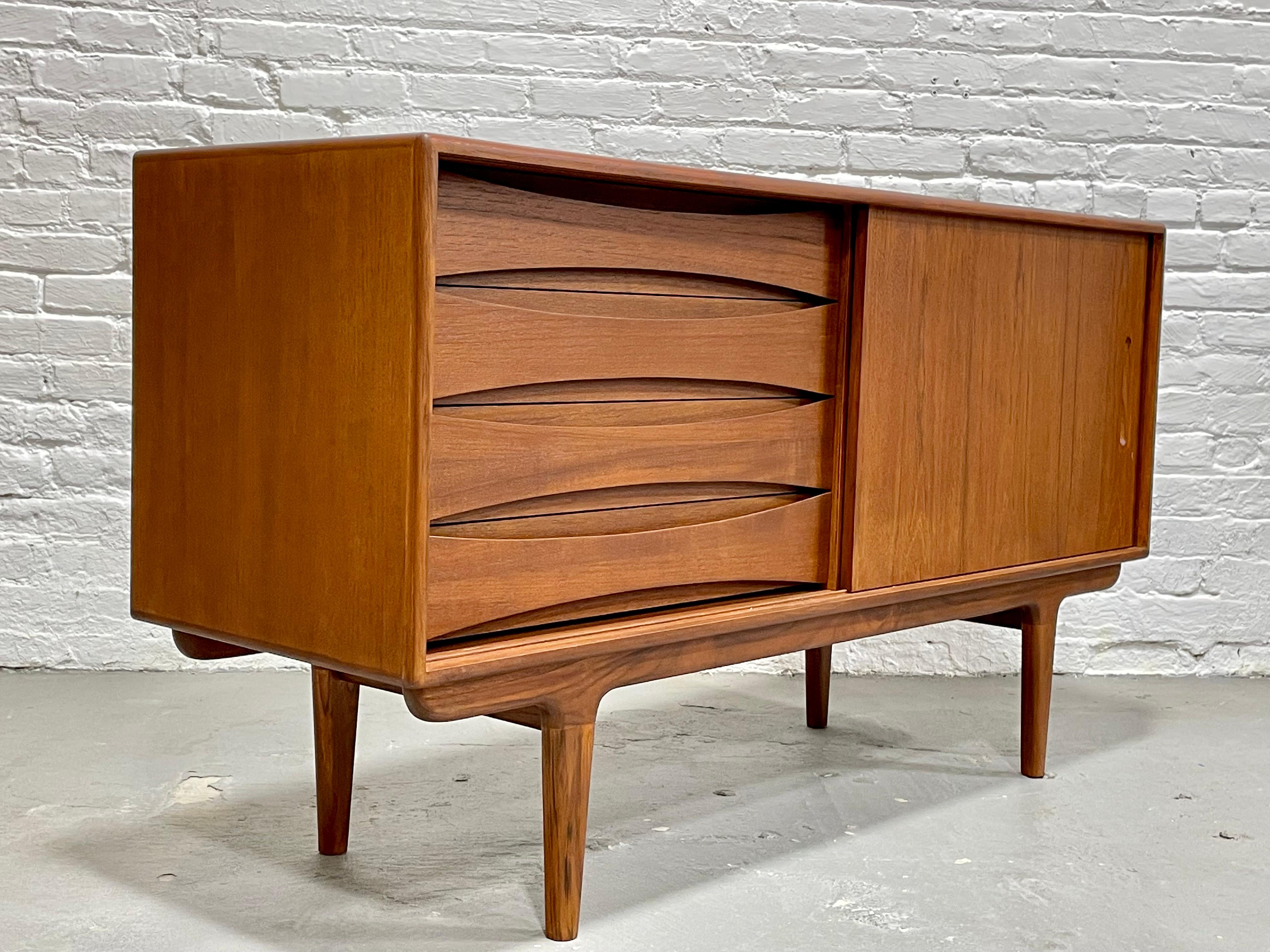 Apartment Sized Mid-Century Modern Styled Teak Credenza / Media Stand In New Condition For Sale In Weehawken, NJ