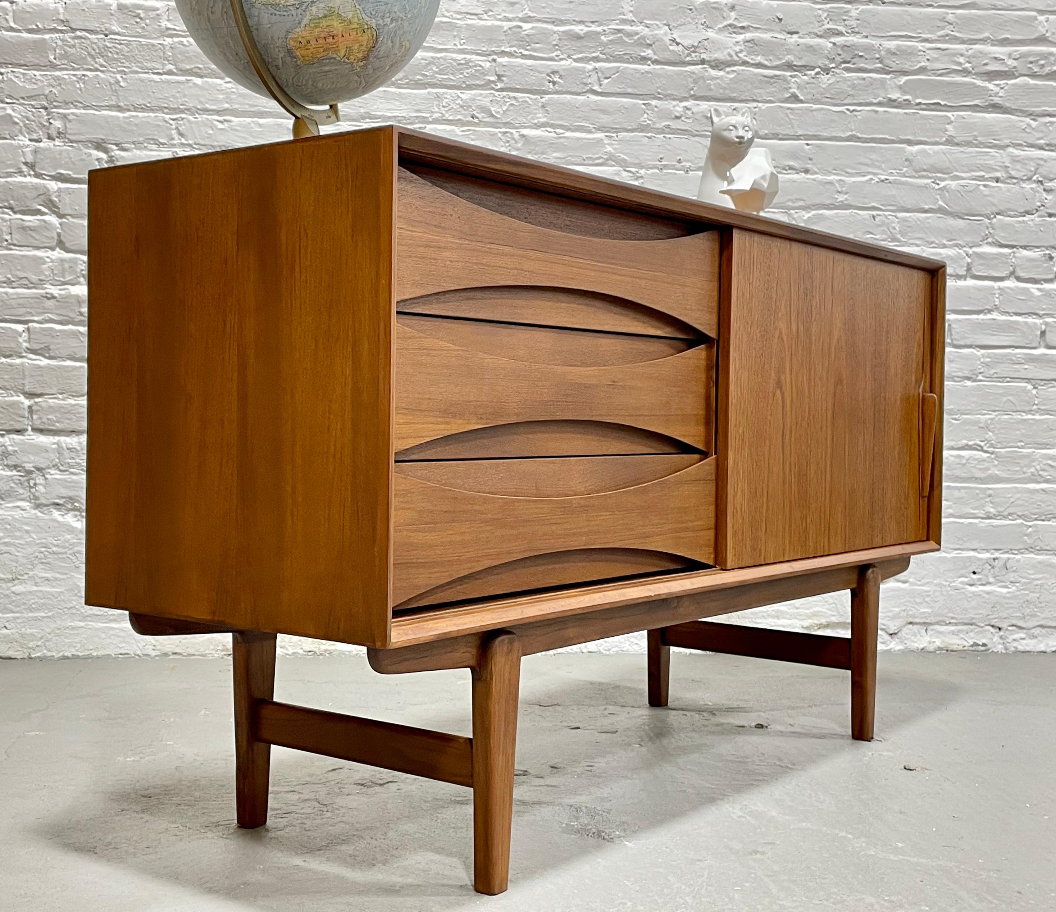 Mid-Century Modern APARTMENT sized Mid Century MODERN styled Teak CREDENZA media stand For Sale