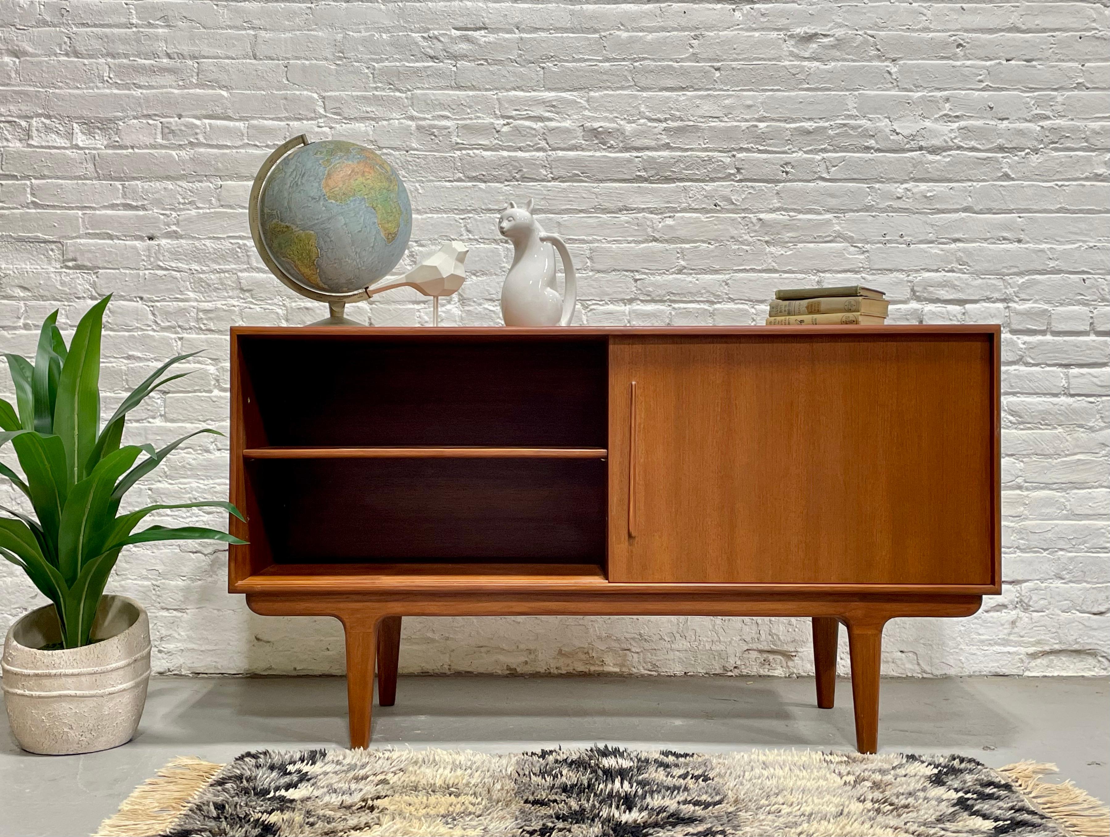 Mid-Century moderno Media stand CREDENZA in teak in stile Mid Century MODERN di dimensioni APPARTAMENTO in vendita