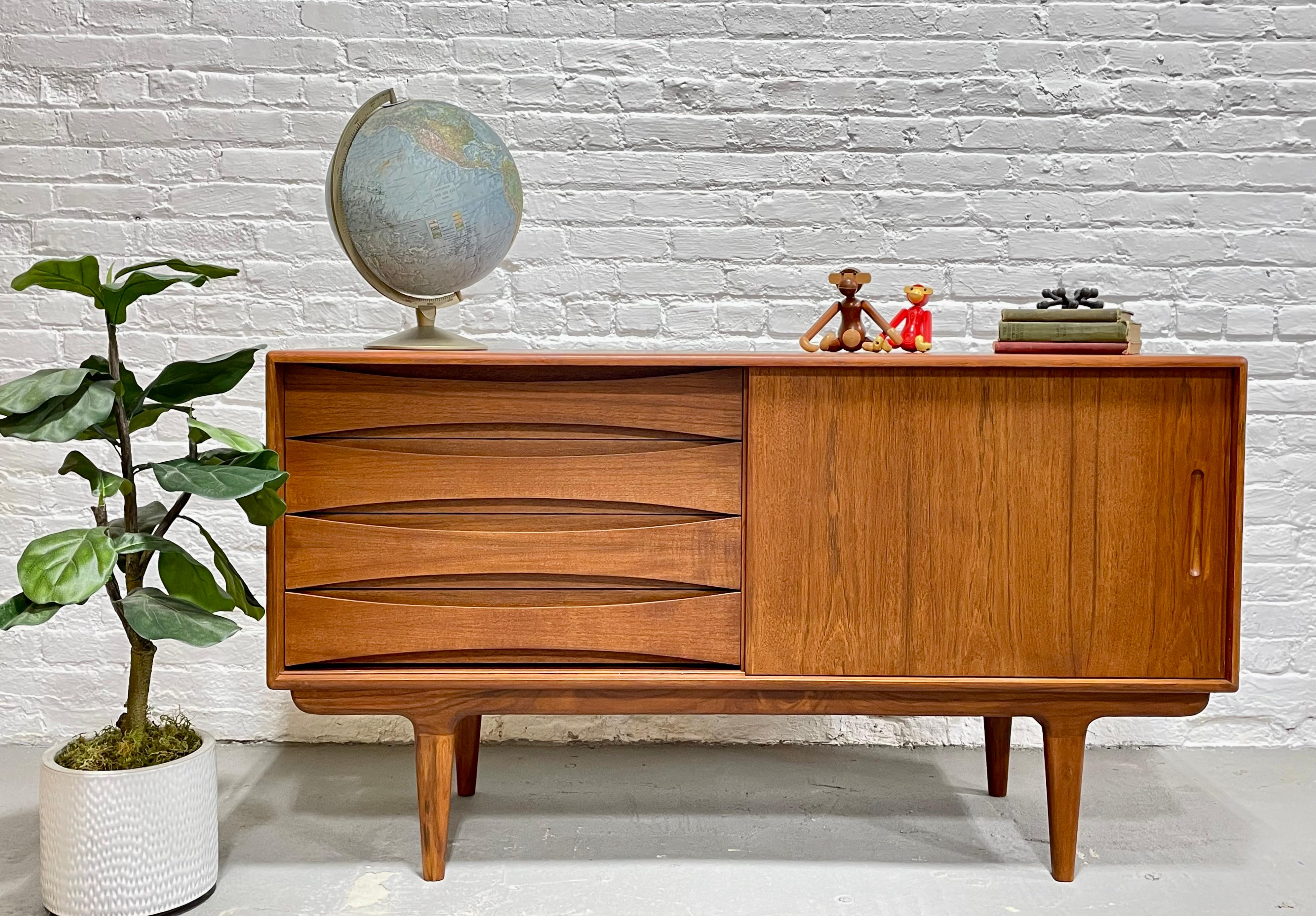 Contemporary Apartment Sized Mid-Century Modern Styled Teak Credenza / Media Stand For Sale