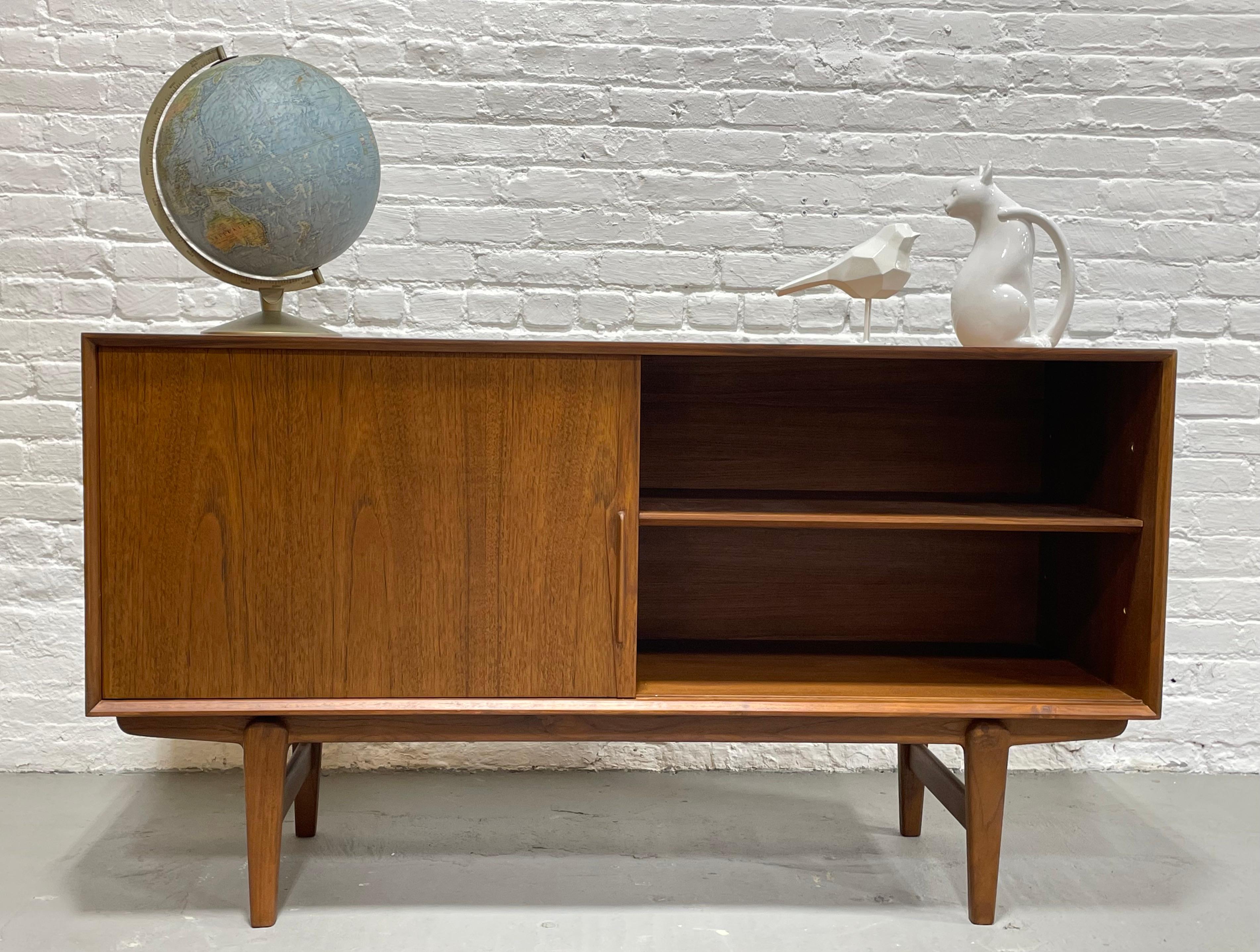 APARTMENT sized Mid Century MODERN styled Teak CREDENZA media stand In New Condition For Sale In Weehawken, NJ