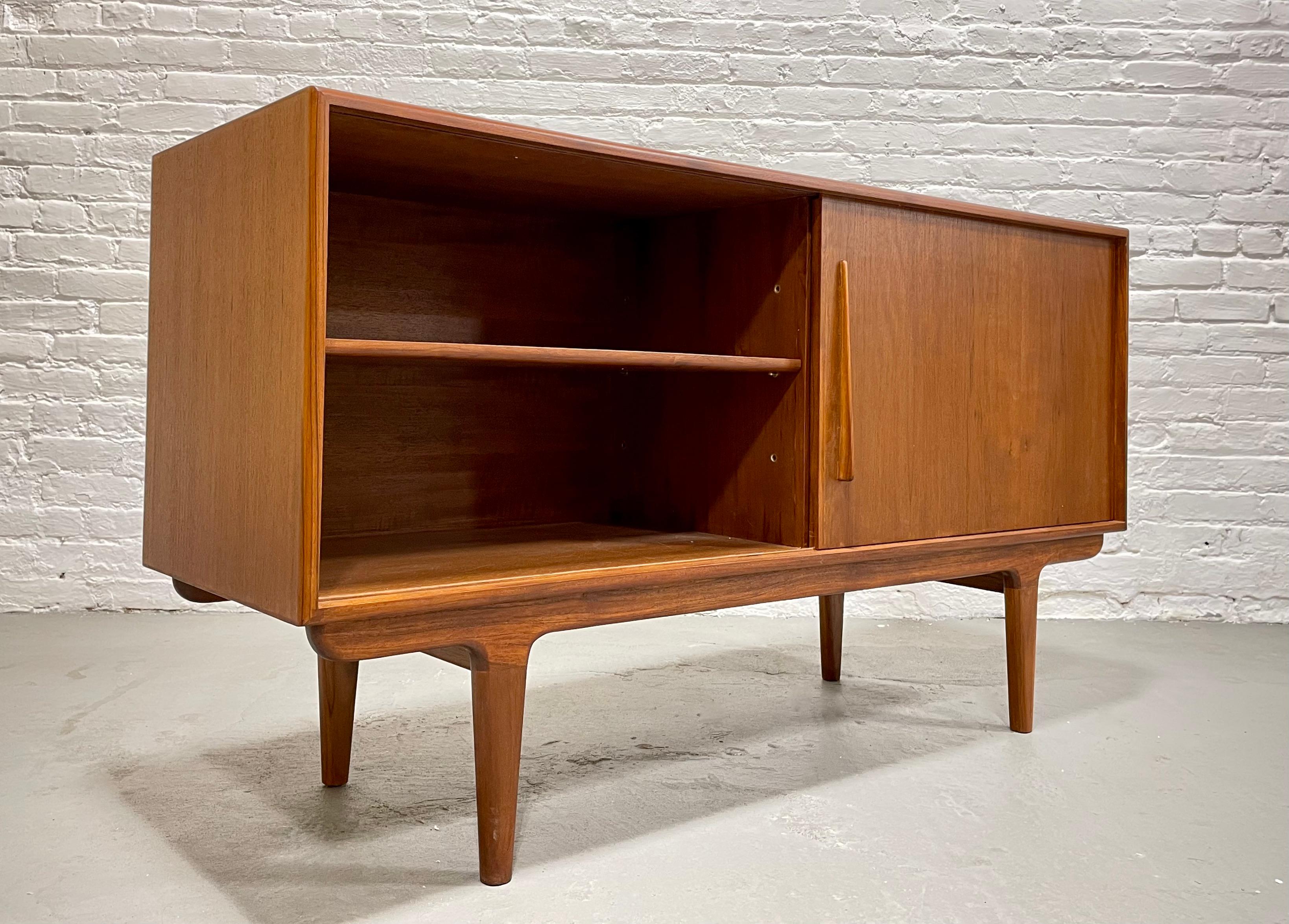 APARTMENT sized Mid Century MODERN styled Teak CREDENZA media stand In New Condition For Sale In Weehawken, NJ