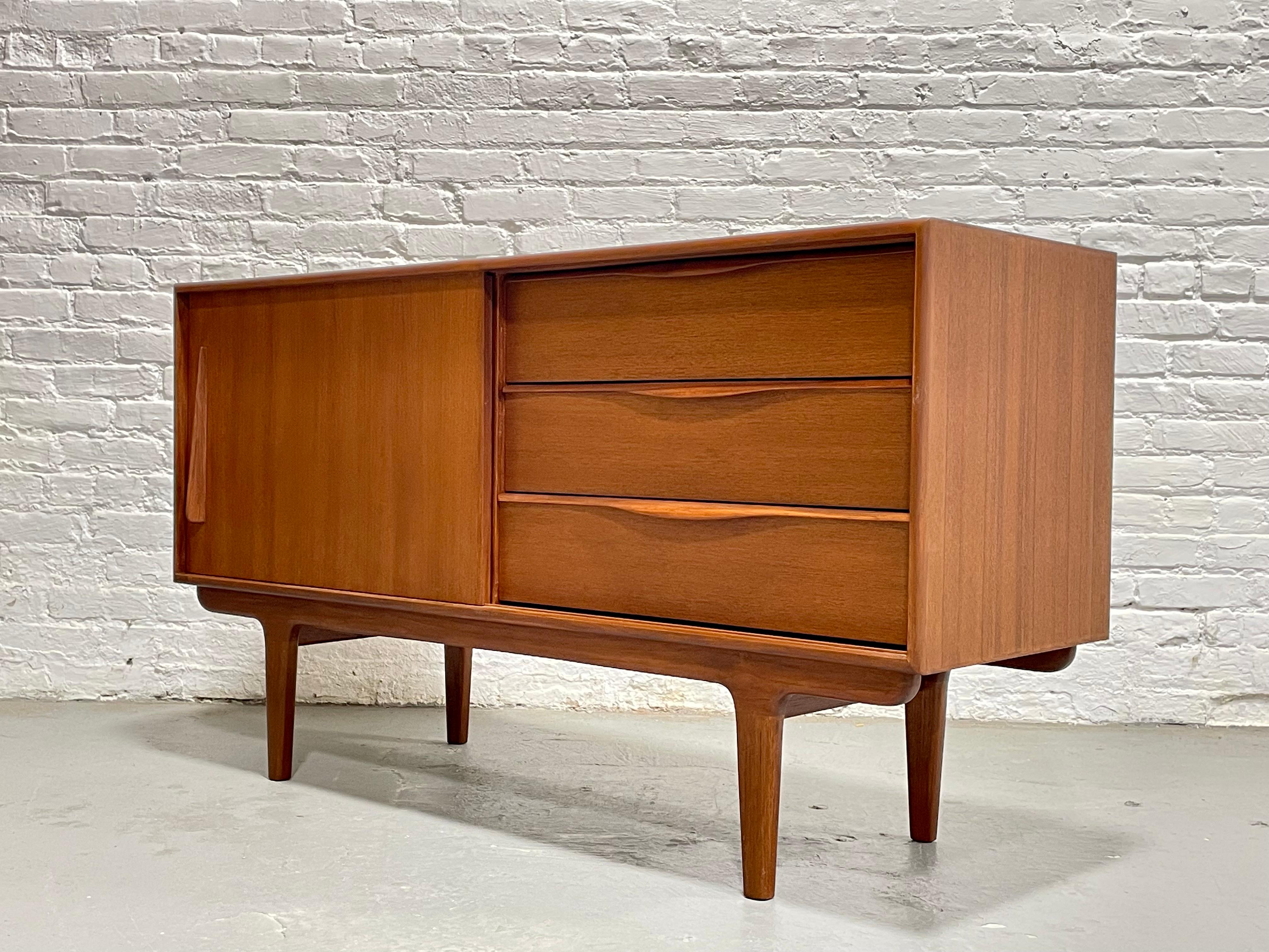 Media stand CREDENZA in teak in stile Mid Century MODERN di dimensioni APPARTAMENTO In condizioni Nuovo in vendita a Weehawken, NJ