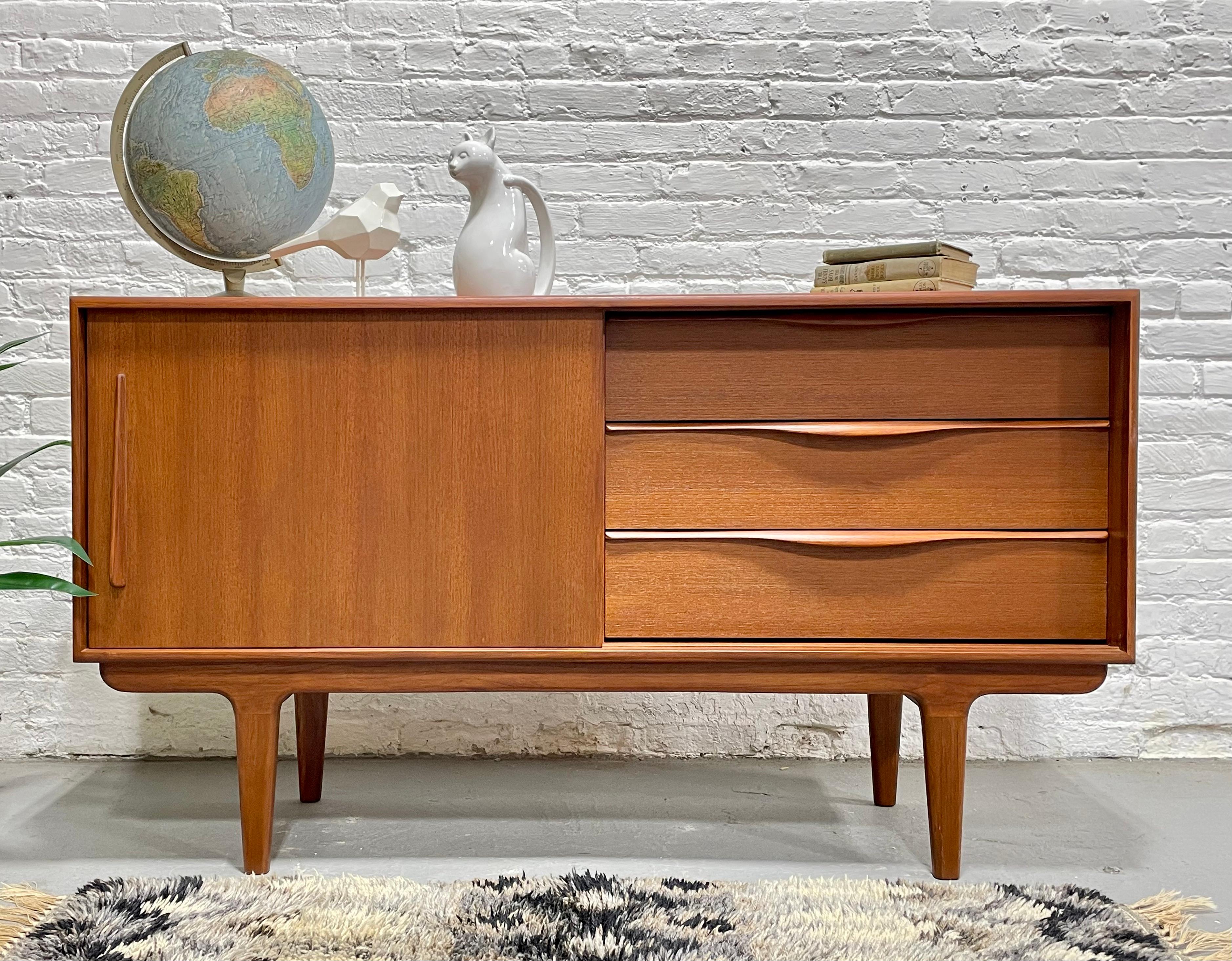 XXI secolo e contemporaneo Media stand CREDENZA in teak in stile Mid Century MODERN di dimensioni APPARTAMENTO in vendita