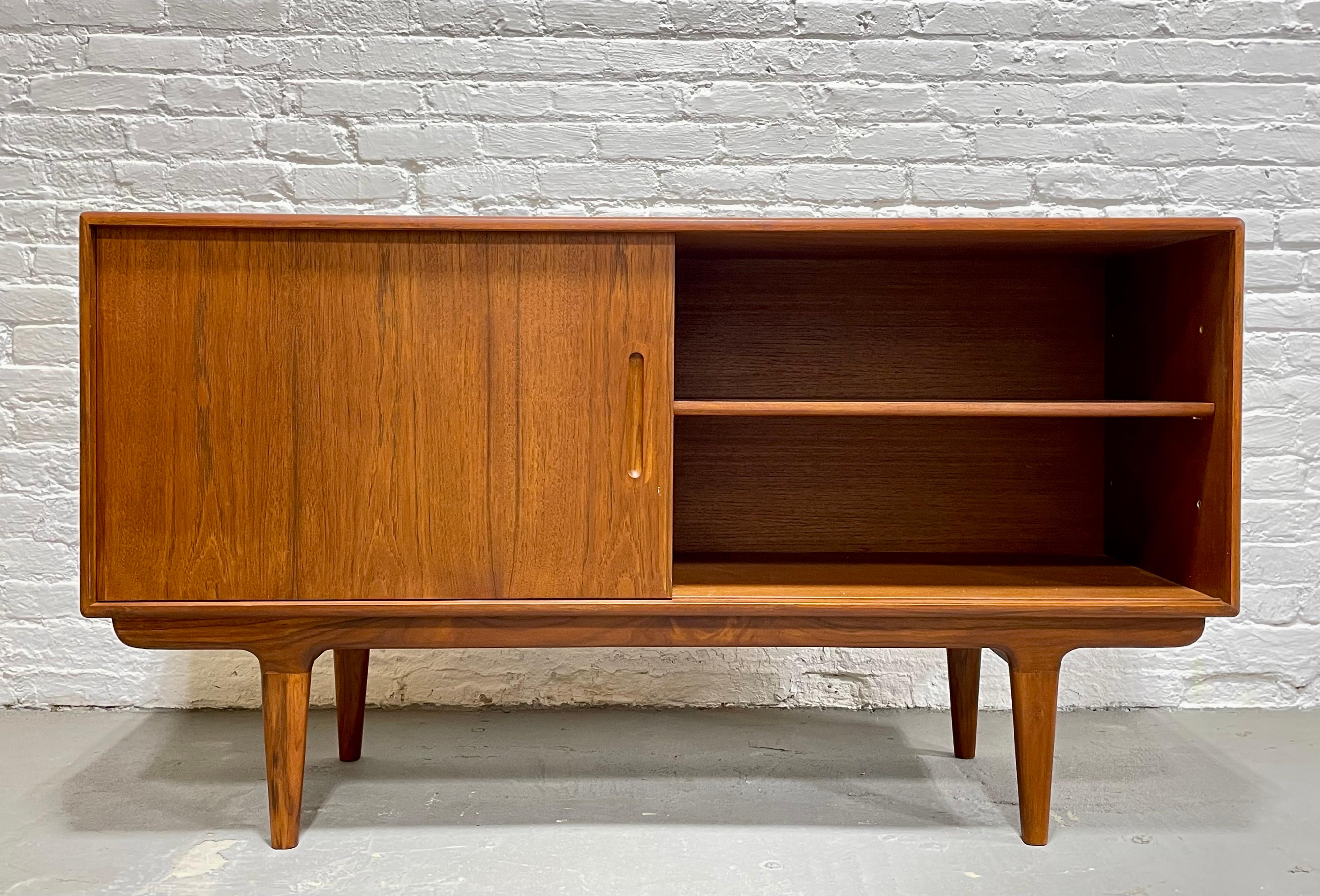 Apartment Sized Mid-Century Modern Styled Teak Credenza / Media Stand For Sale 1