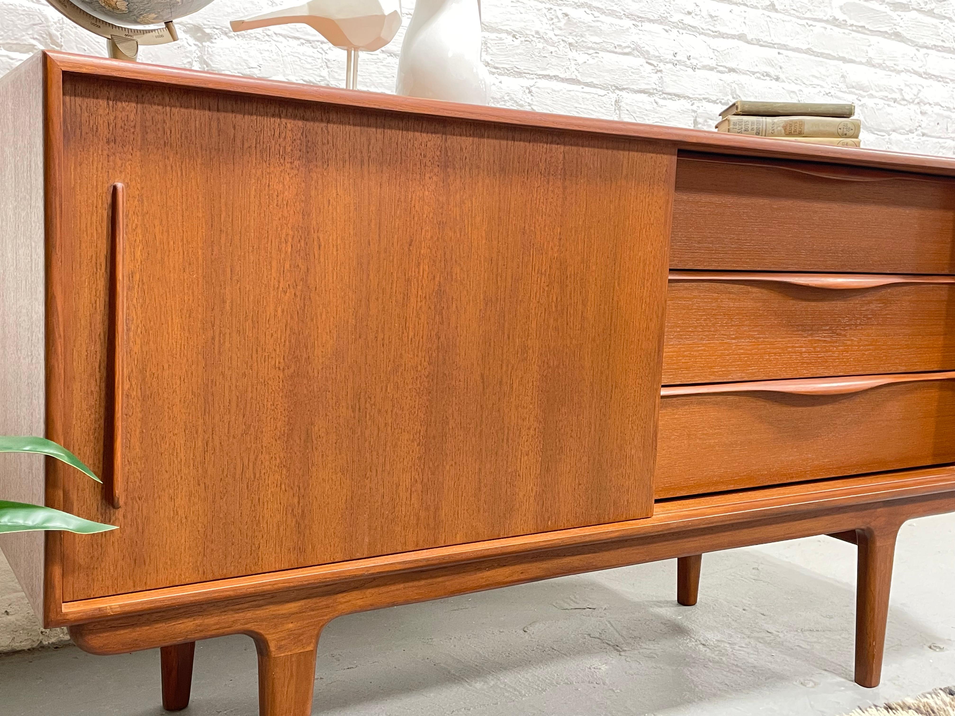 Teak Media stand CREDENZA in teak in stile Mid Century MODERN di dimensioni APPARTAMENTO in vendita