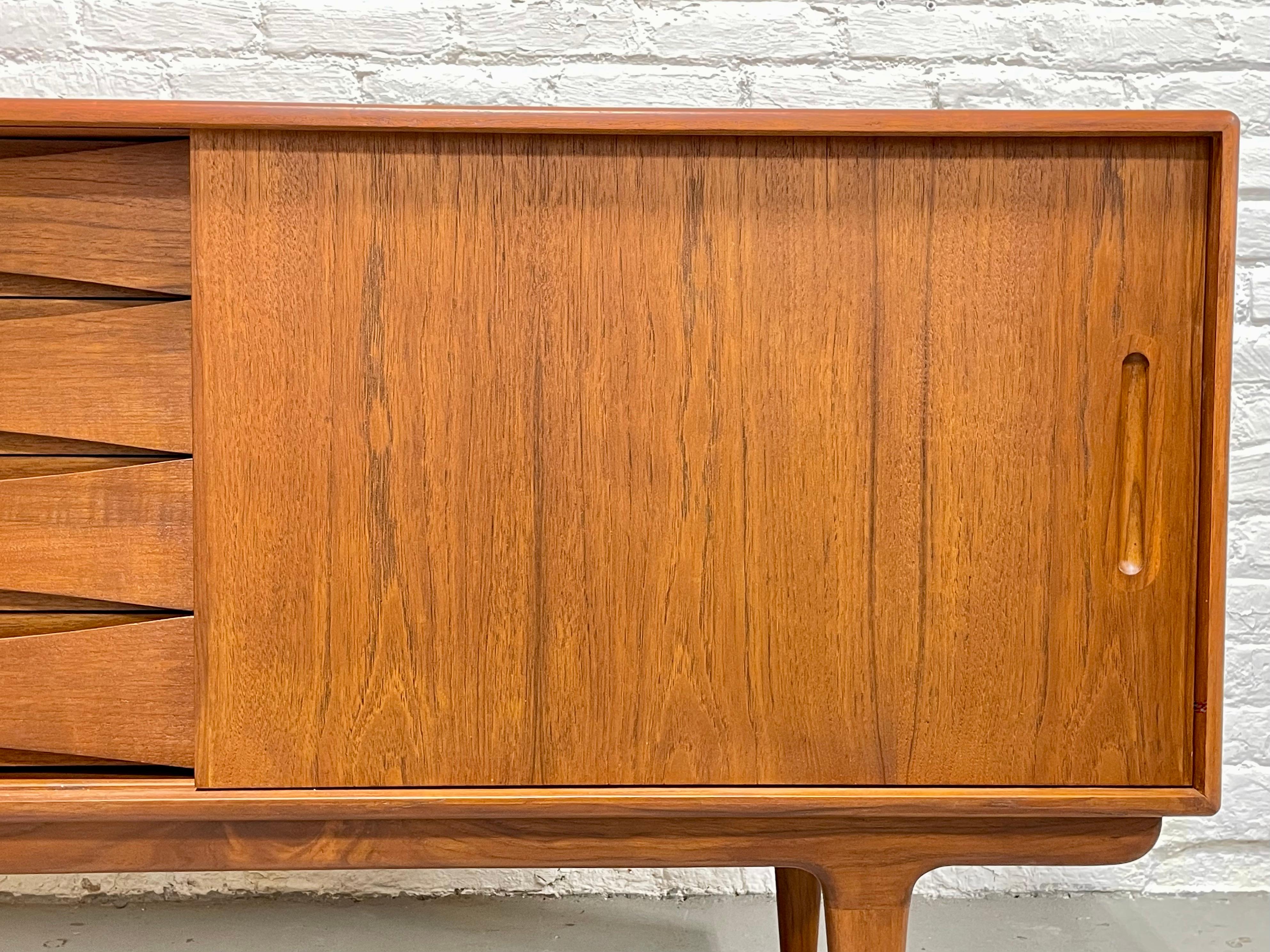 Apartment Sized Mid-Century Modern Styled Teak Credenza / Media Stand For Sale 2